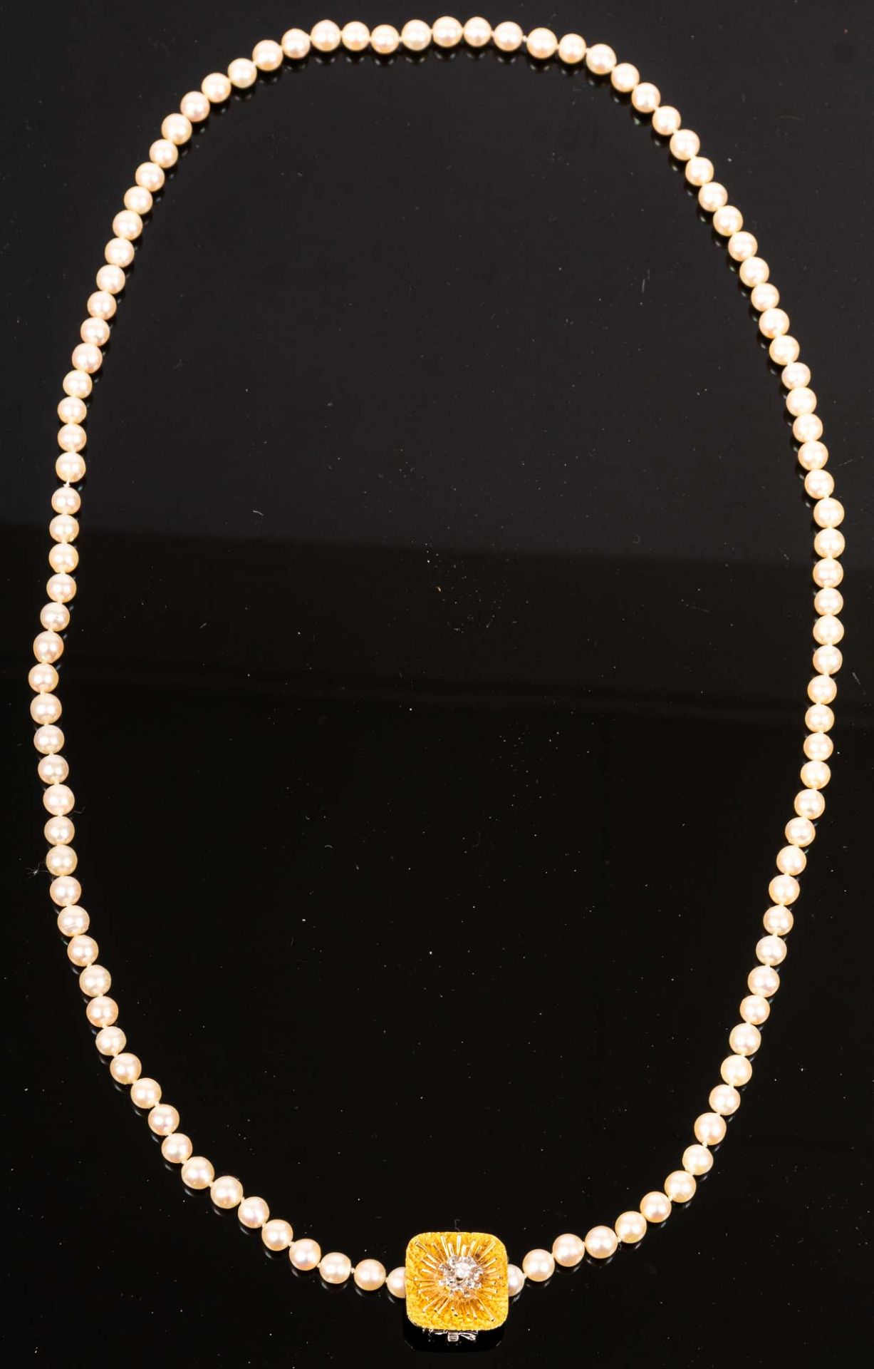 Elegante Perlenkette, einzeln geknotete Zuchtperlen, schwerer 750er Gelb- und W