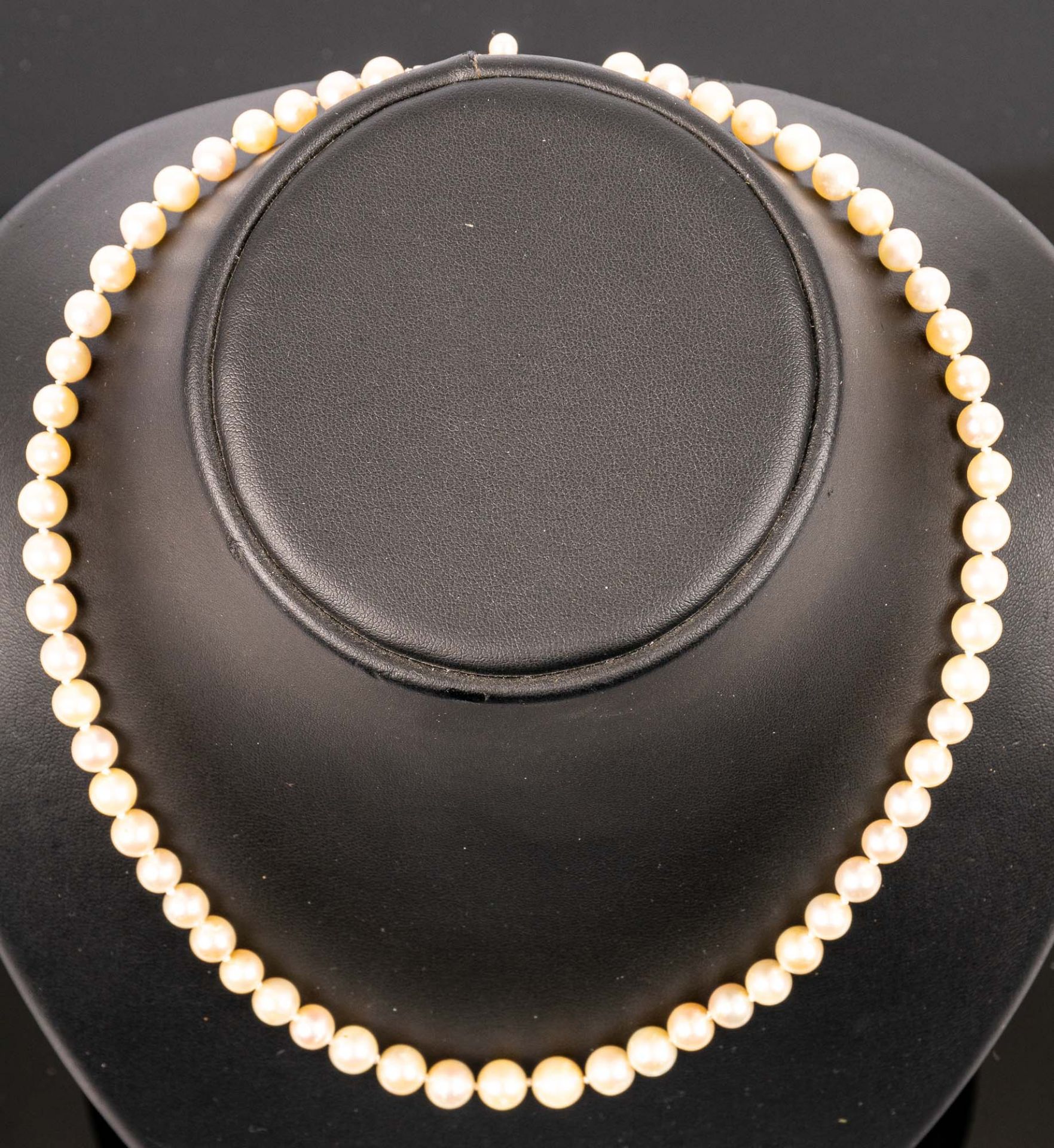 Zeitlose Perlenkette mit 585er Gelb- & Weißgold-Sicherheitsverschluss, dieser m
