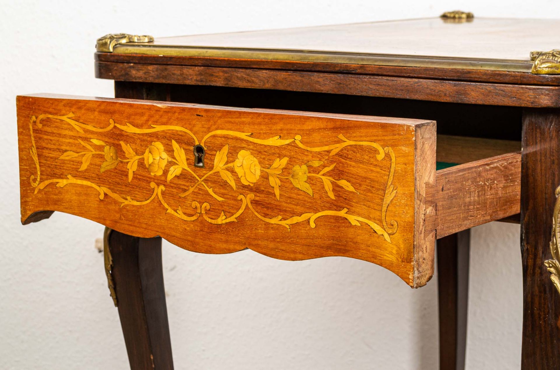 Spieltisch im Louis XV-Stil, aufwändig intarsiert, dekoratives Messingbeschlagw - Image 11 of 16