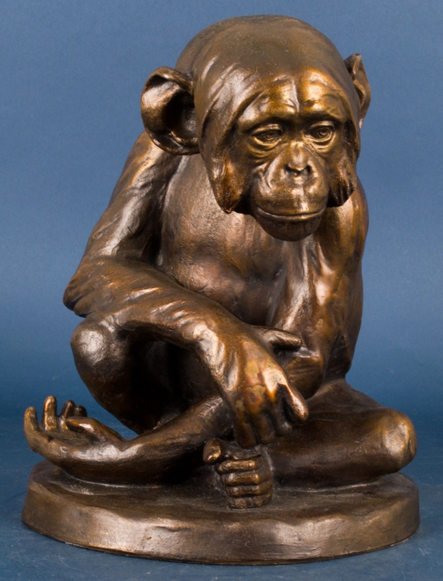 "Sitzender Schimpanse" - Bronzierte Steingussplastik eines sitzenden, sinnieren