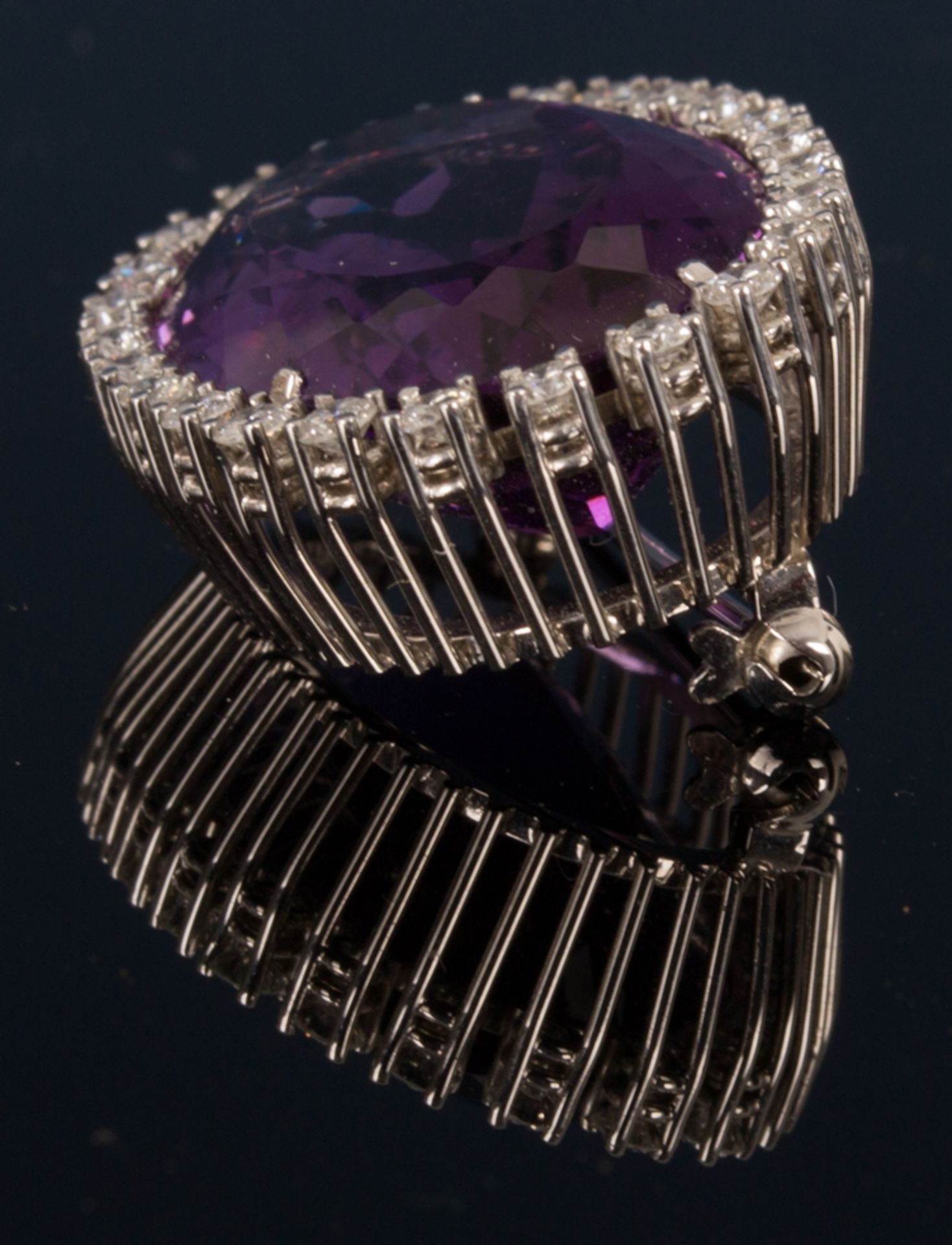 Prachtvoll elegante Weißgoldbrosche besetzt mit großem Amethyst-Cabochon, ca. 2 - Image 3 of 5