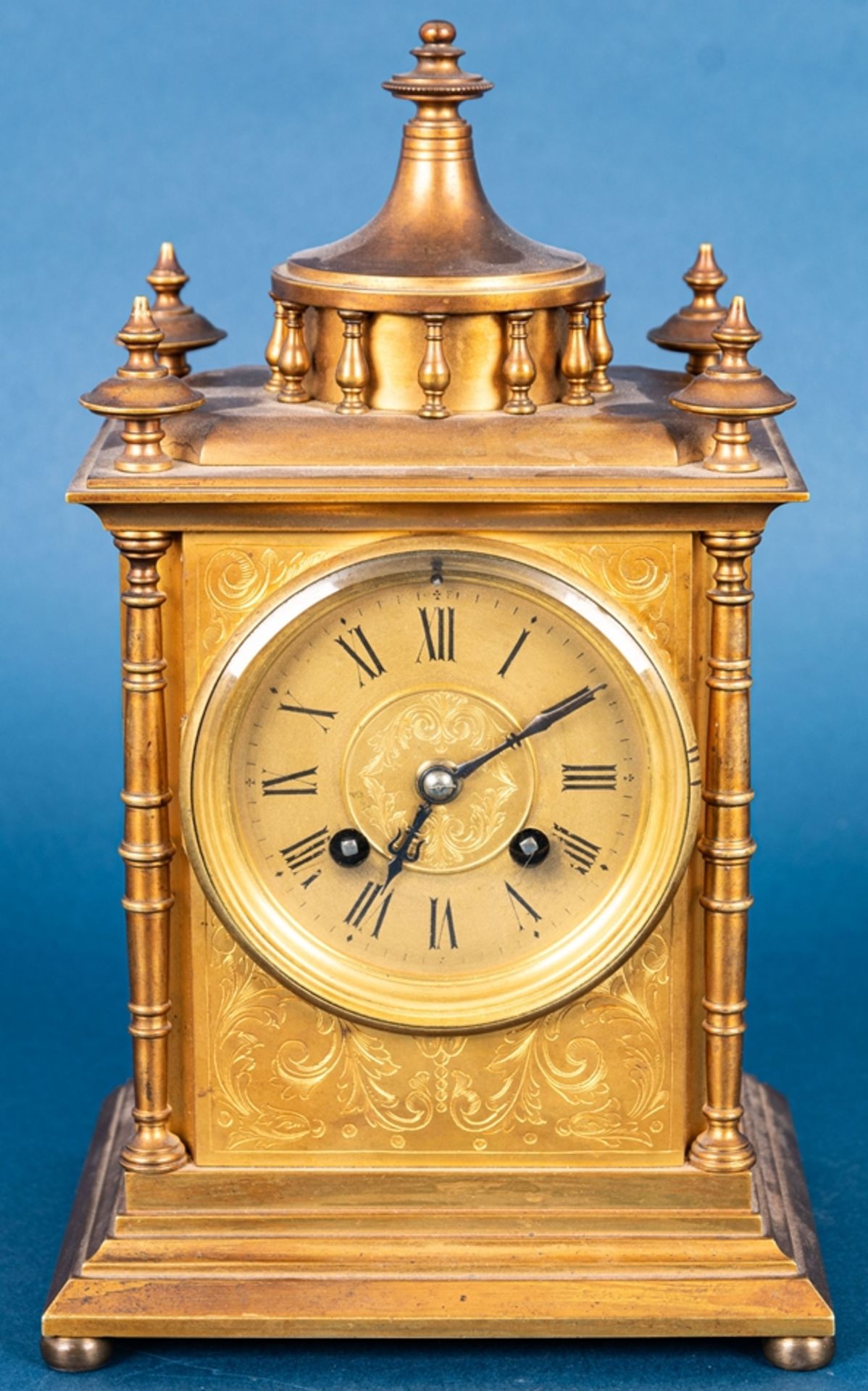 Kaminuhr in Messinggehäuse, Frankreich um 1900; ungeprüftes mechanisches Uhrwer
