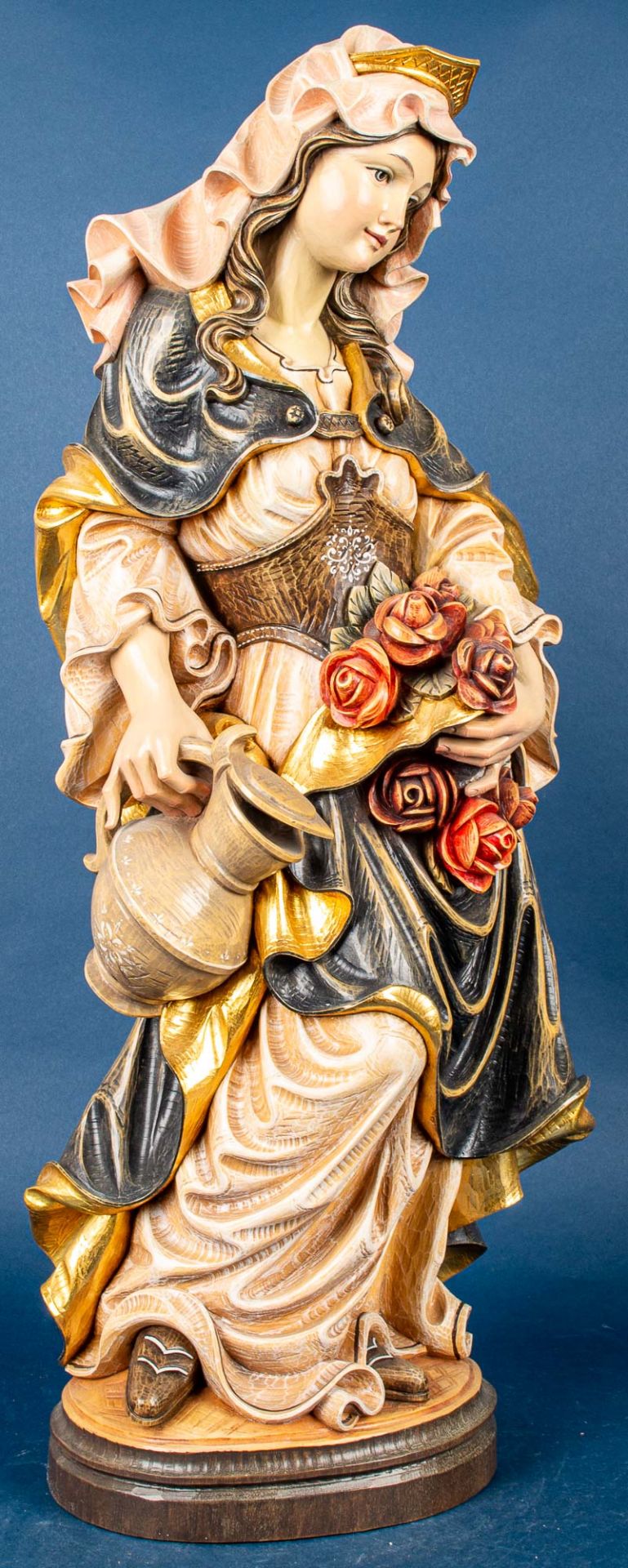 "Junge Frau mit Krug und Rosen", alpenländische Holzschnitzerei, Höhe ca. 80 cm