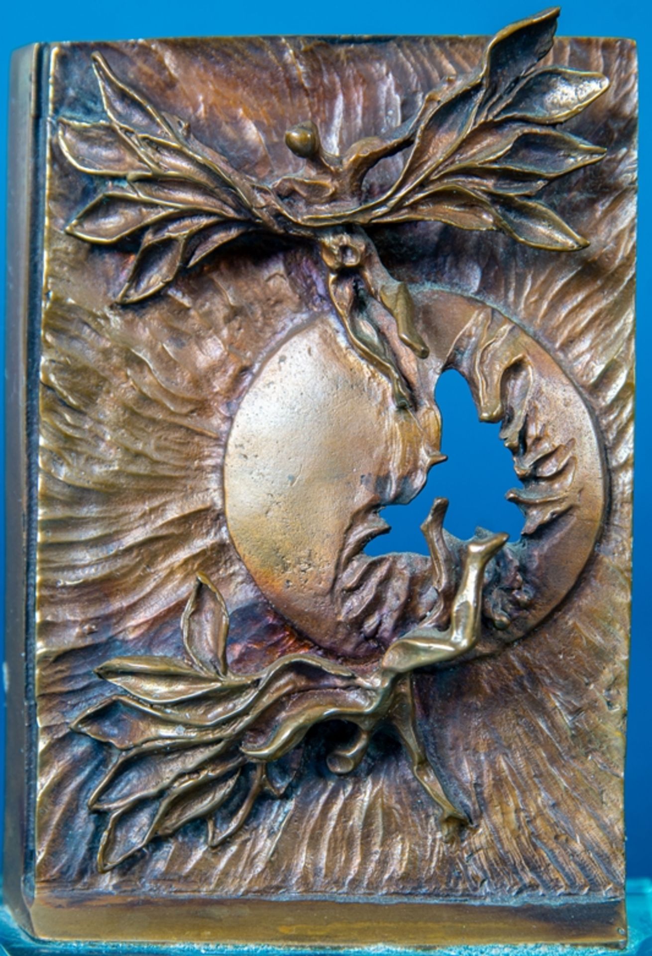 Kleines Bronzerelief mit stilisierten Figuren, auf Klarglassockel (ca. 9 x 4 cm - Image 11 of 12