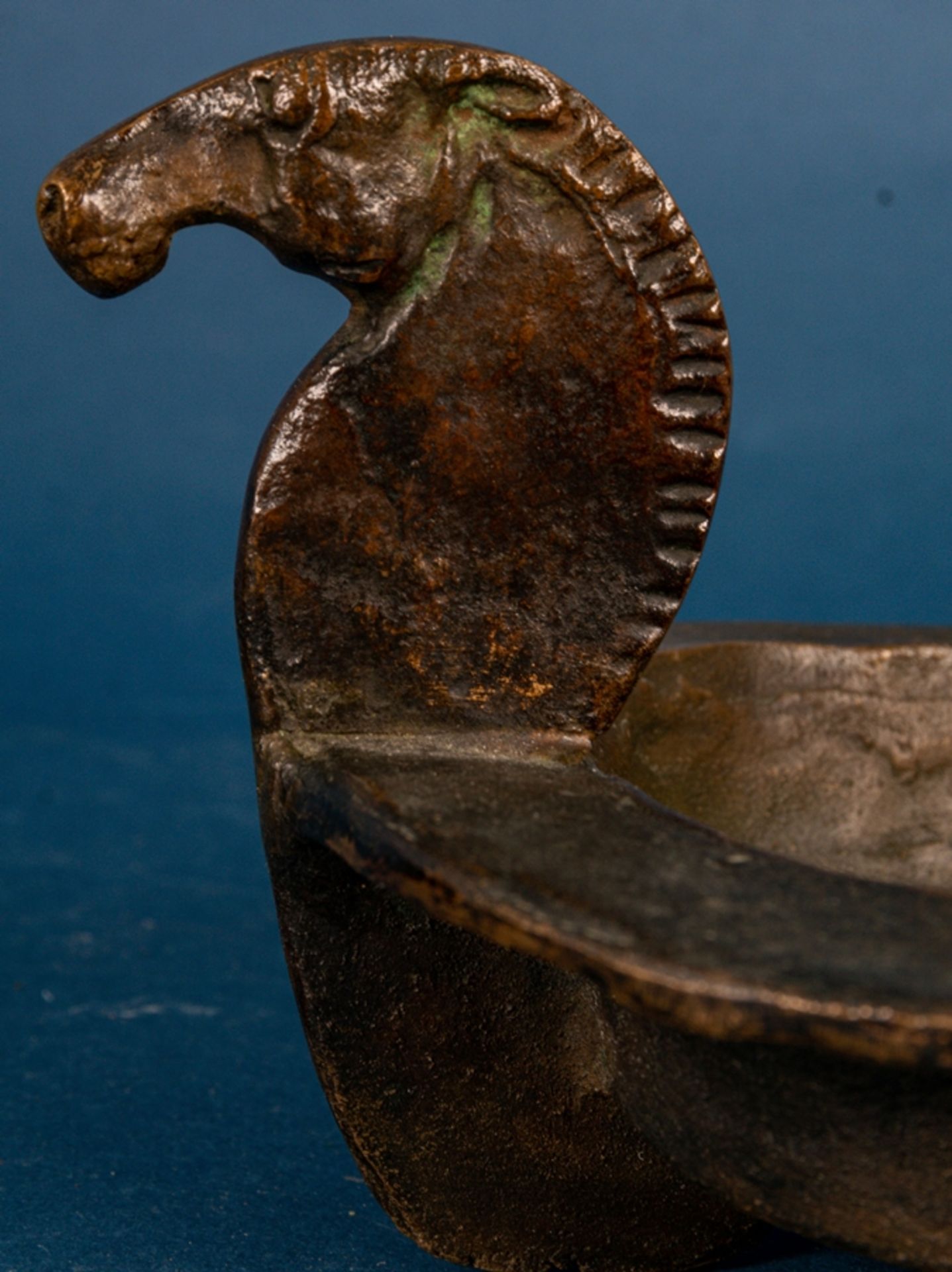 Zwei zeitgenössische Bronze-Objekte in archaischer Formgebung mit "Pferde"-Deko - Image 3 of 11