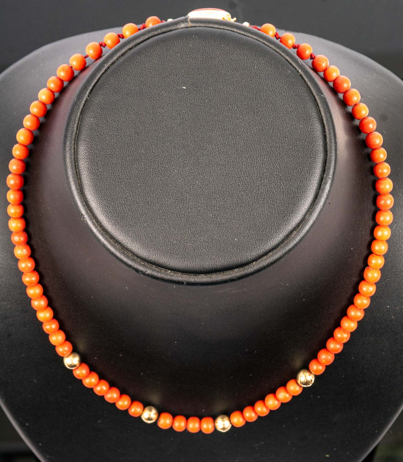 Elegante Korallen-Halskette mit 750er Gelbgold-Sicherheitsverschluss, Länge ca.