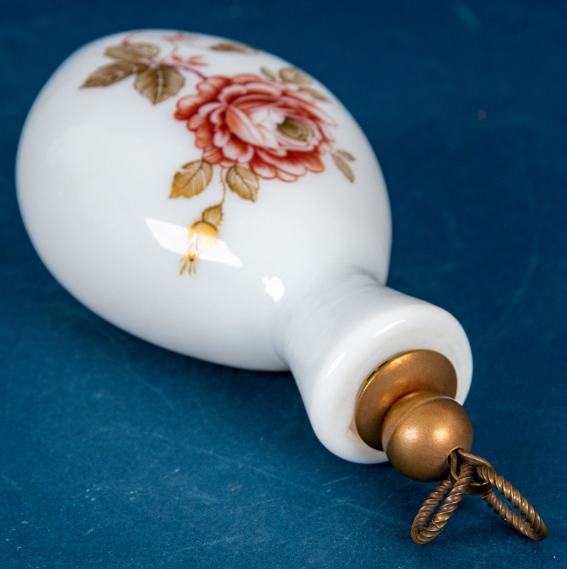Parfumflakon, milchweiß überfangenes Klarglas mit Rosendekor, Höhe ca. 14,5 cm, - Image 8 of 9