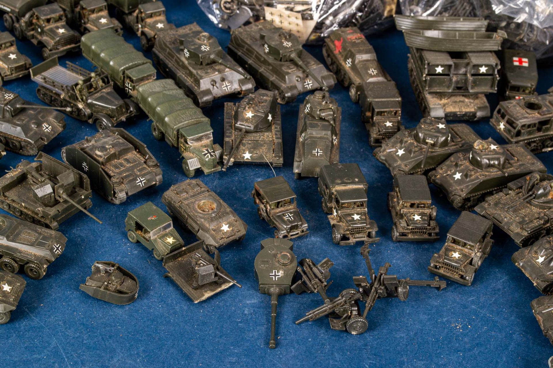 Ca. 90teilige Sammlung militärischer Fahrzeuge und Flugzeuge aus Kunststoff für - Image 6 of 7