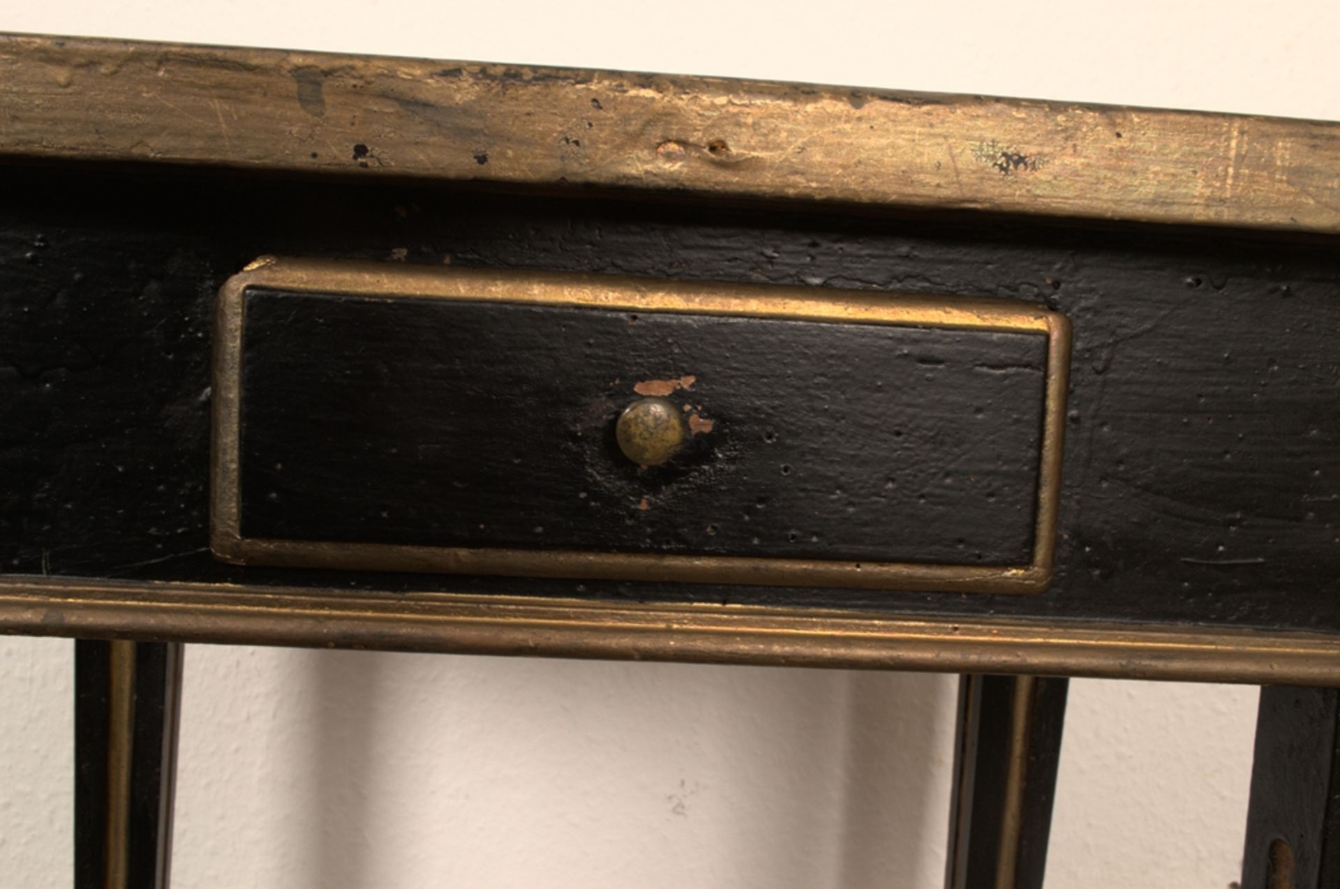 Klassizistischer Beistell-Tisch, schwarz-gold bemaltes Nadelholz, hohe kannelie - Image 4 of 9