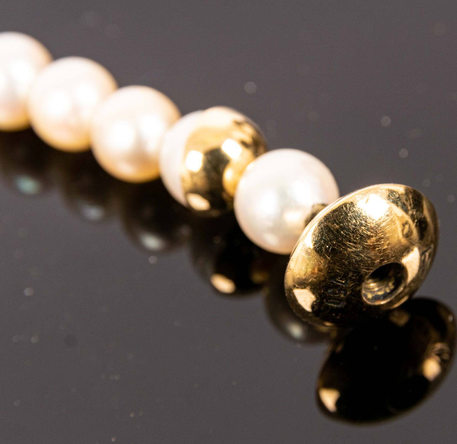 Zeitlos elegante Perlenkette mit extravagantem 750er Gelbgold-Drehverschluss, L - Image 5 of 6
