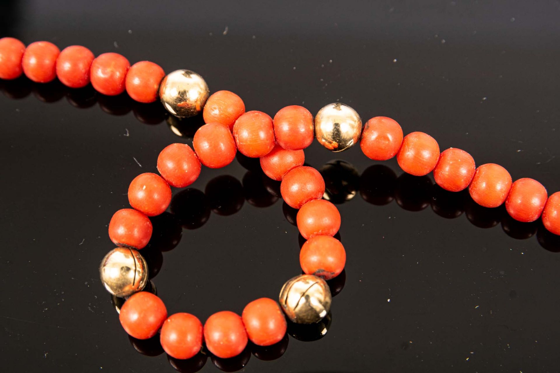 Elegante Korallen-Halskette mit 750er Gelbgold-Sicherheitsverschluss, Länge ca. - Bild 3 aus 7