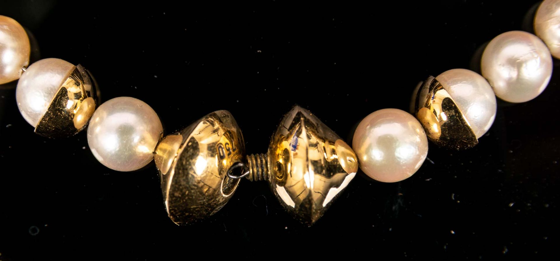 Zeitlos elegante Perlenkette mit extravagantem 750er Gelbgold-Drehverschluss, L - Image 3 of 6