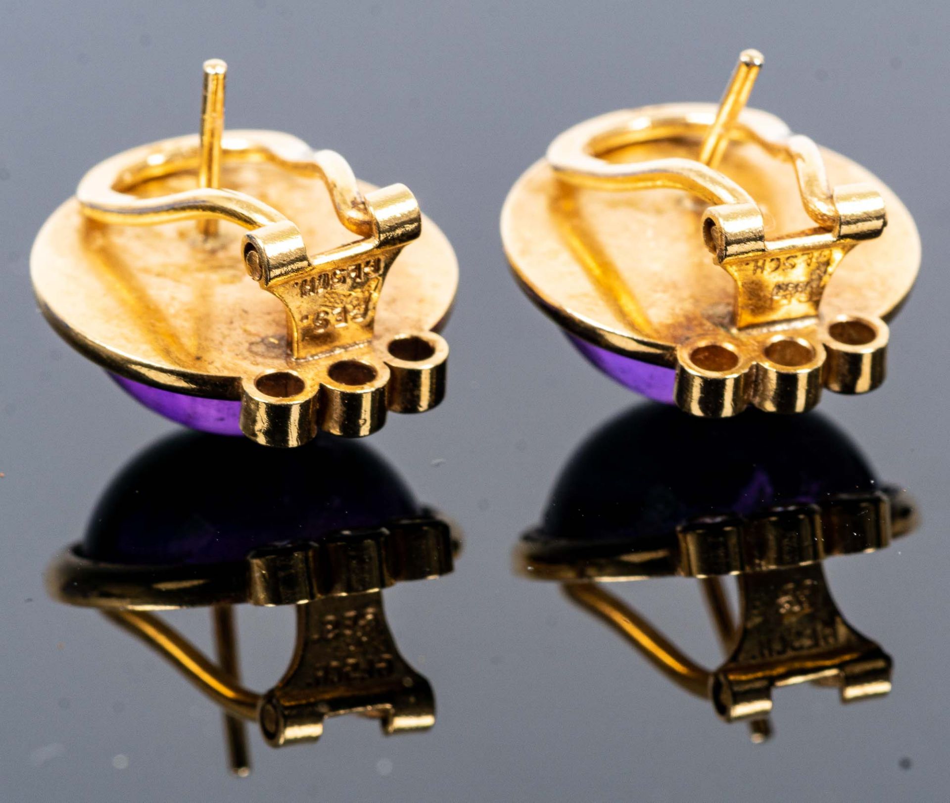 Paar 585er Gelbgold Ohrclips, jeweils mit rundem Amethyst-Cabochon und 3 Brilla - Bild 3 aus 6