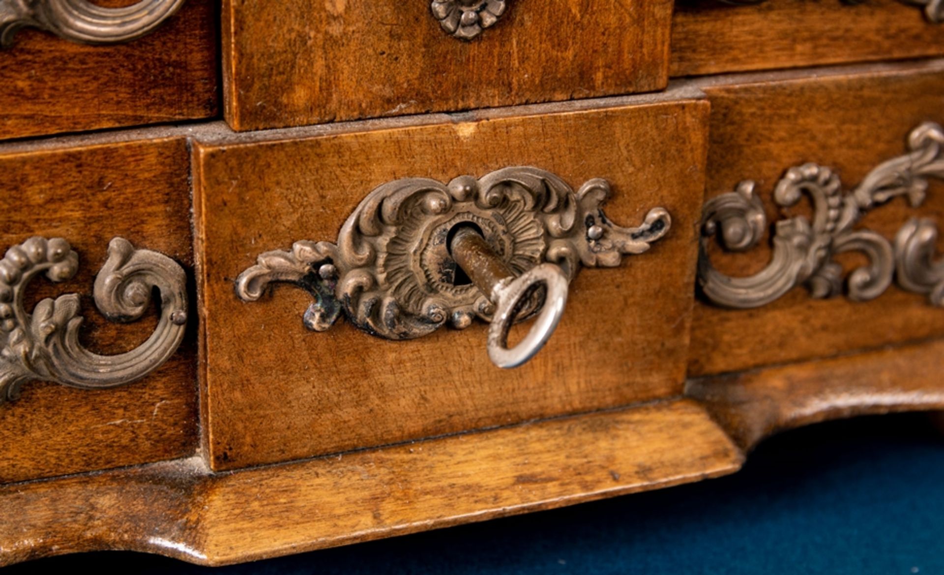 Schmuckkästchen in Form einer Modellkommode in barocker Manier, Historismus um - Bild 9 aus 10