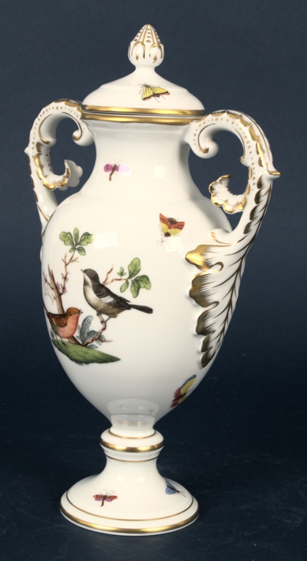 Kleine Henkelvase, Herend/Ungarn, Weißporzellan mit handgemaltem, polychromem V - Image 2 of 10