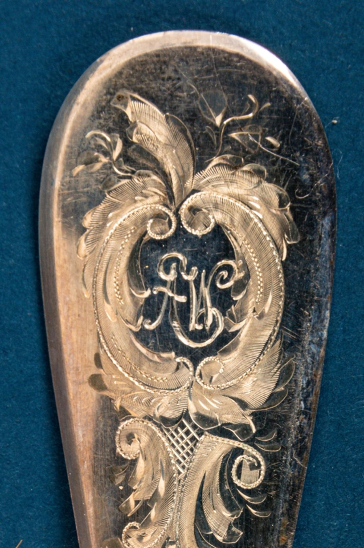 Folge von 6 Suppenlöffeln, 800er Silber mit aufwändig gravierten Griffen, Länge - Image 5 of 6