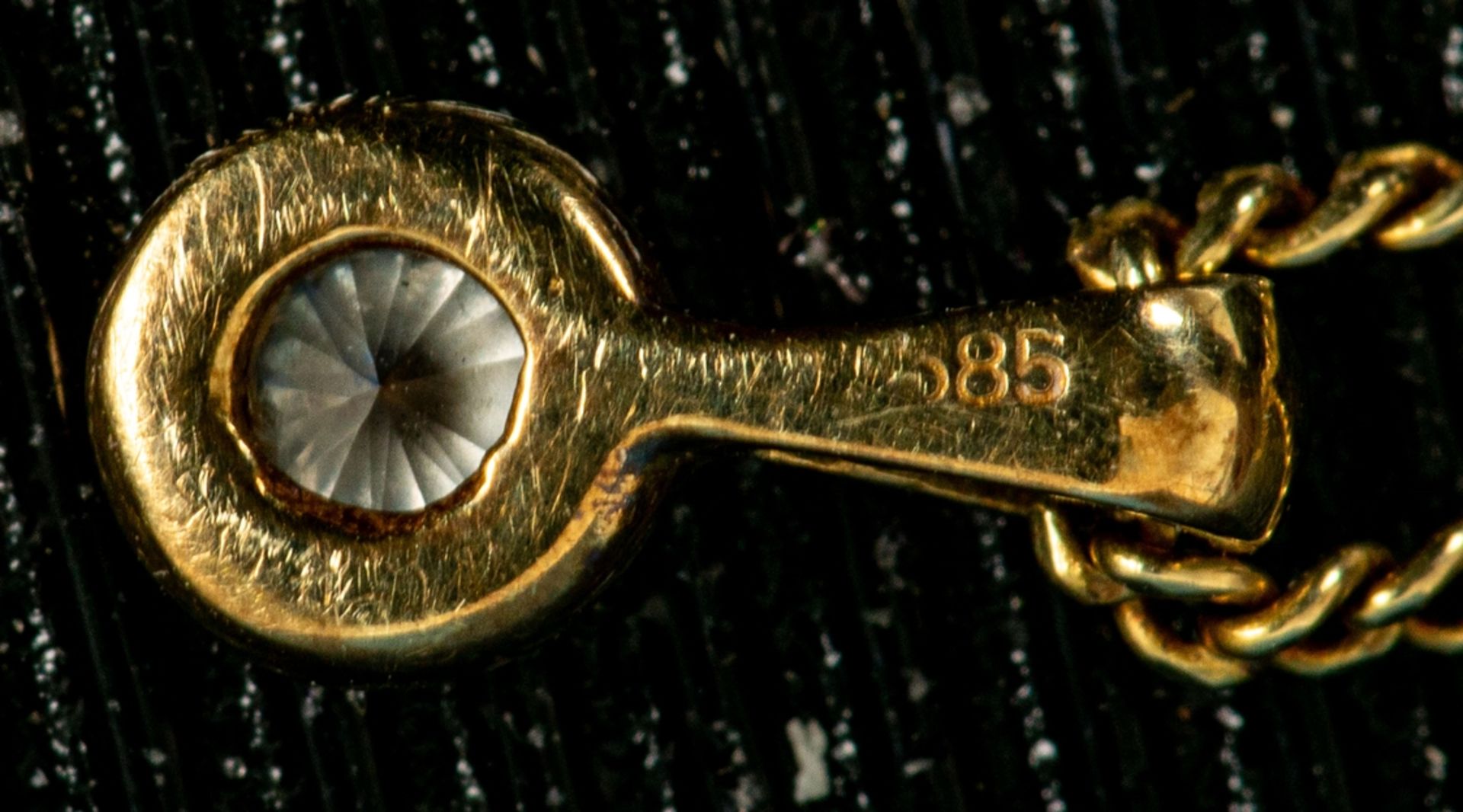 Zarte 585er Gelbgold-Halskette mit rundem Anhänger mit Brillantsplittern besetz - Image 3 of 4