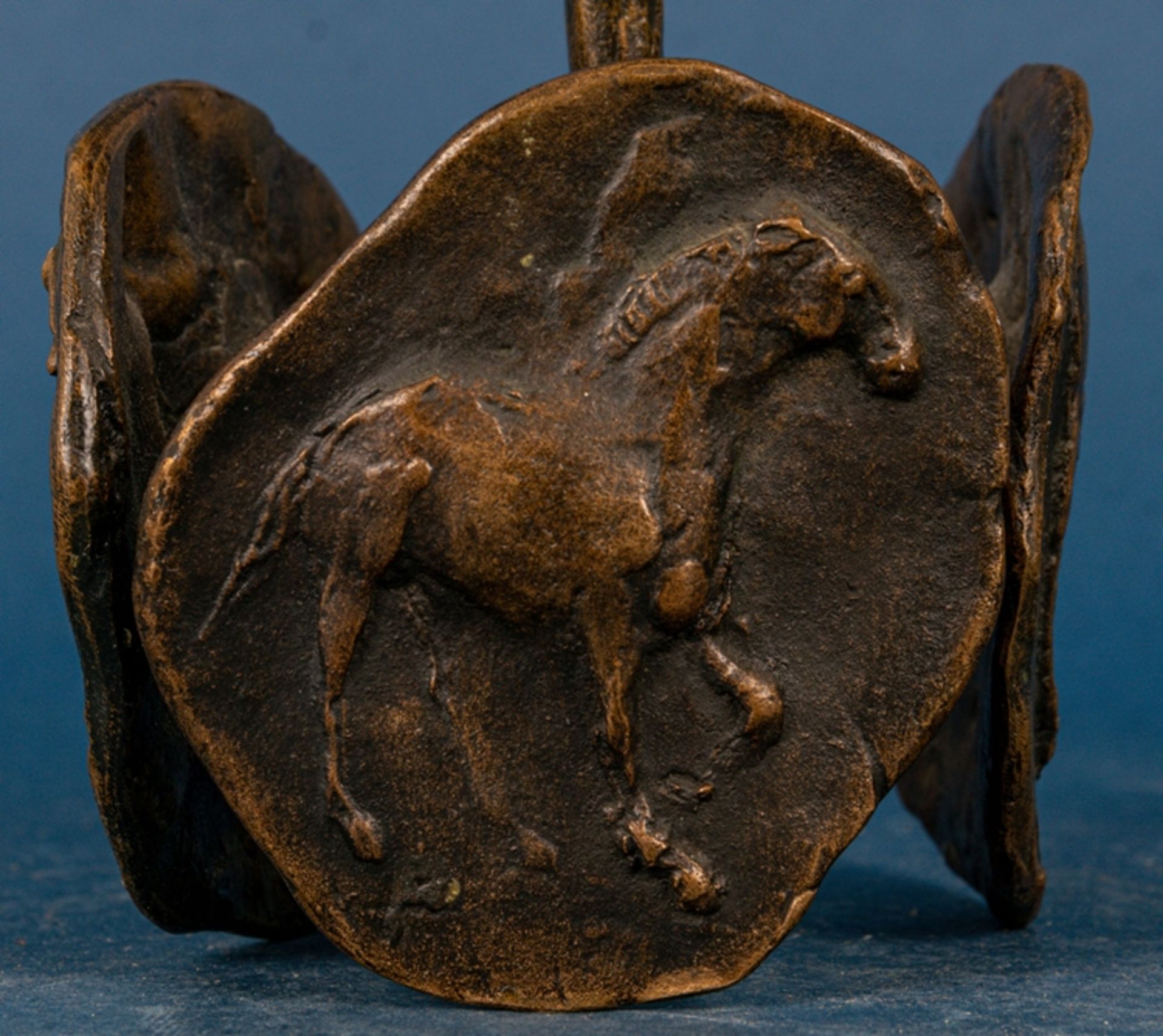 Zwei zeitgenössische Bronze-Objekte in archaischer Formgebung mit "Pferde"-Deko - Image 8 of 11