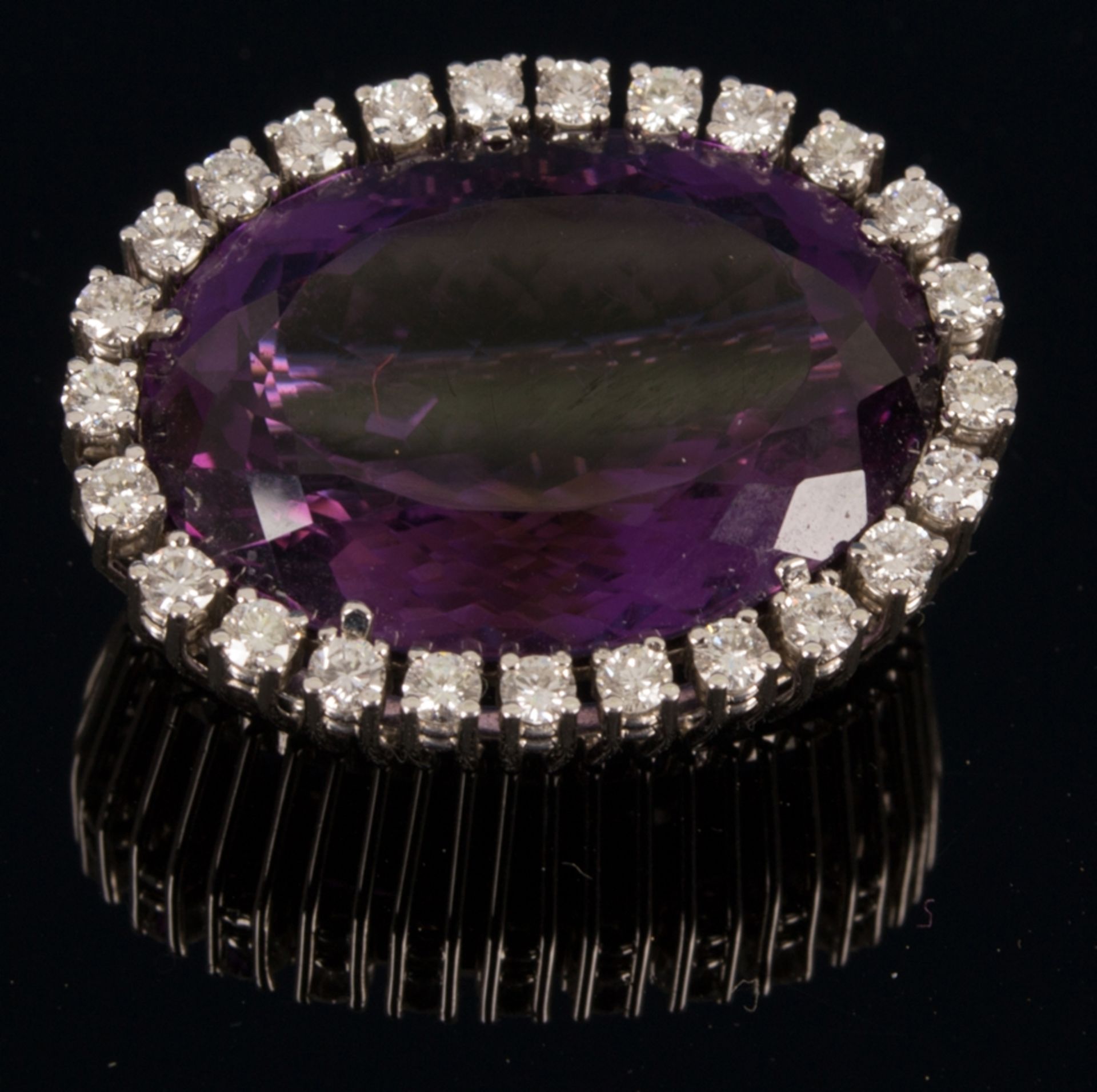 Prachtvoll elegante Weißgoldbrosche besetzt mit großem Amethyst-Cabochon, ca. 2 - Image 2 of 5