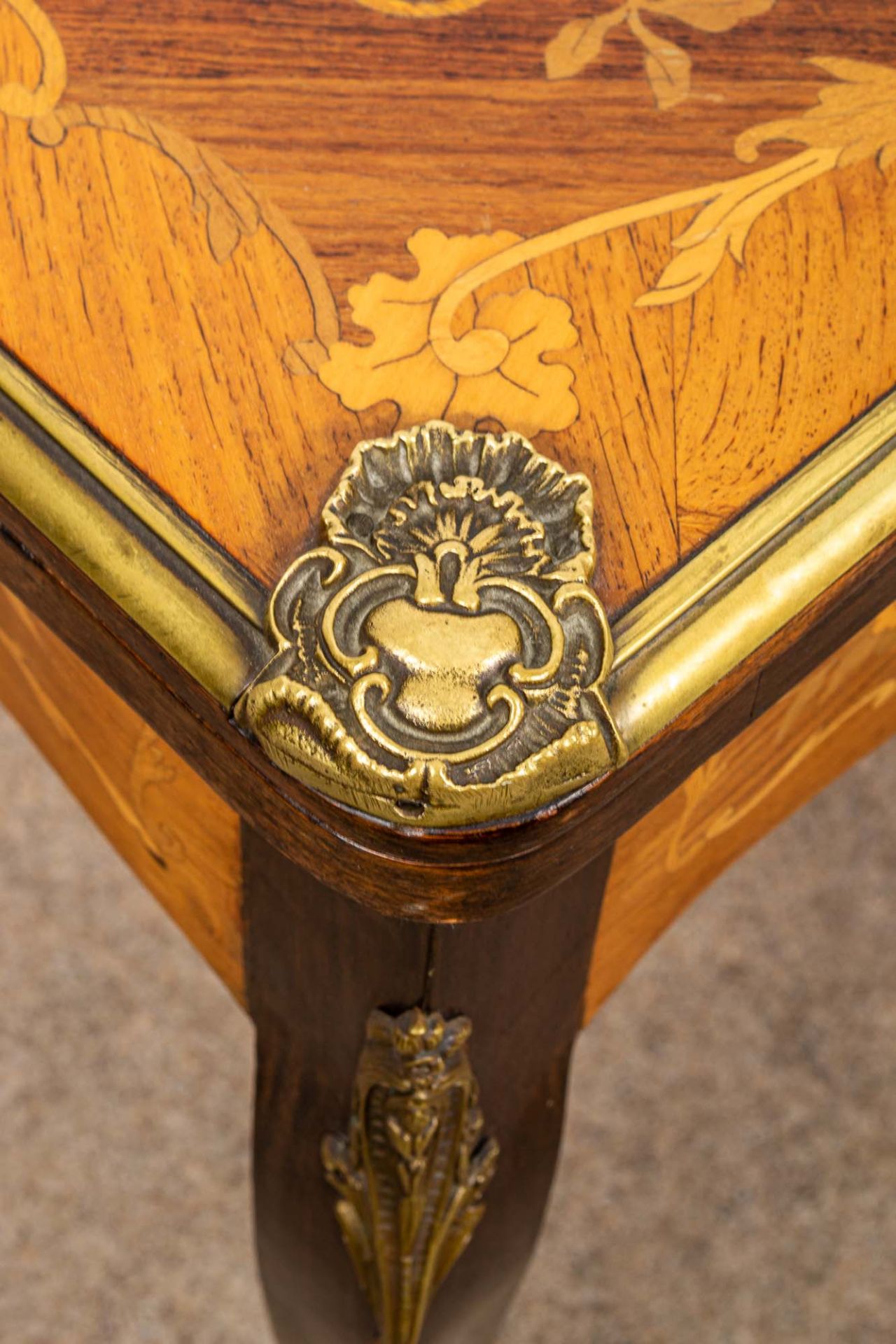 Spieltisch im Louis XV-Stil, aufwändig intarsiert, dekoratives Messingbeschlagw - Image 9 of 16