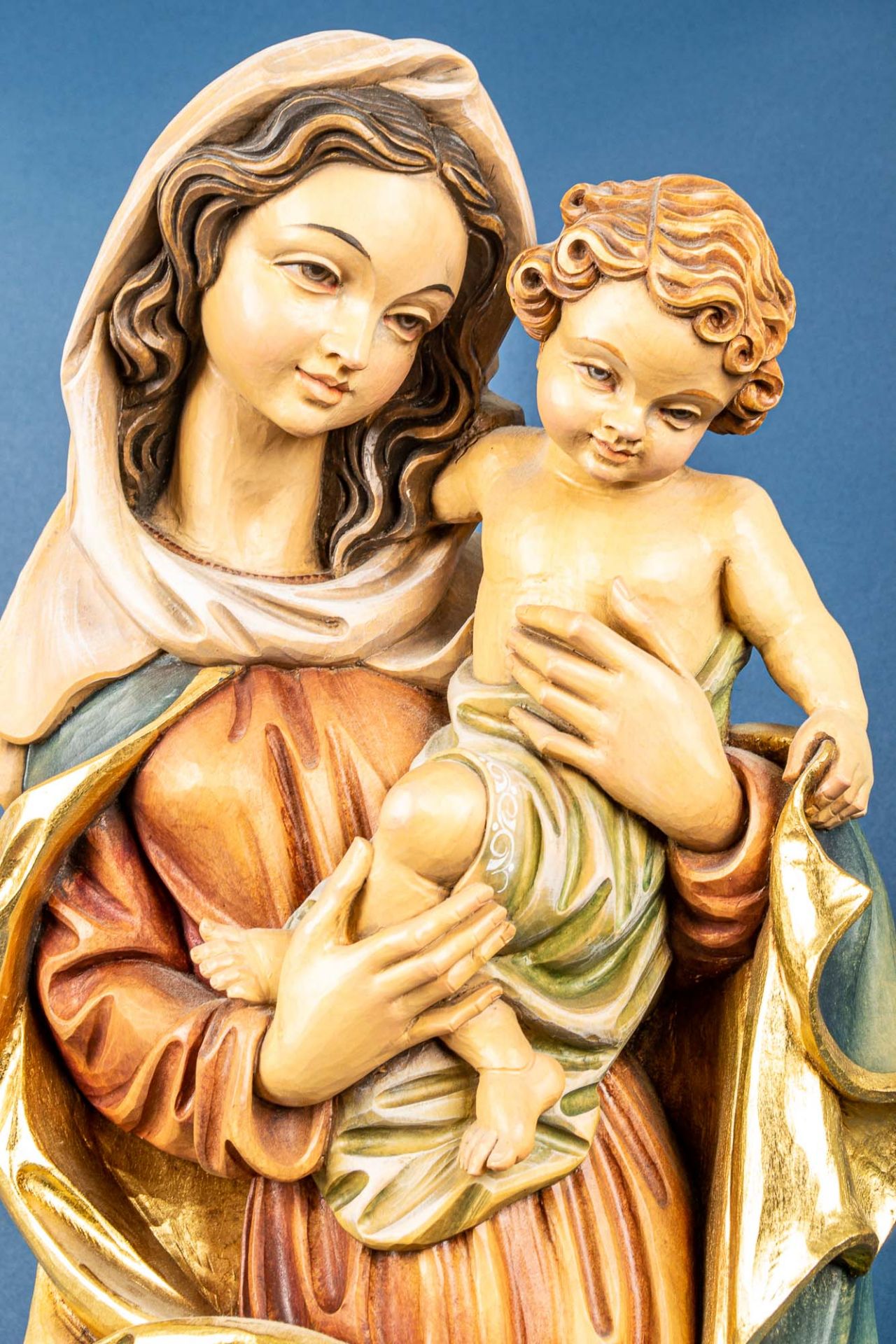 "Maria mit dem Jesusknaben" - alpenländische Holzschnitzerei, Höhe ca. 80 cm, p - Image 5 of 9