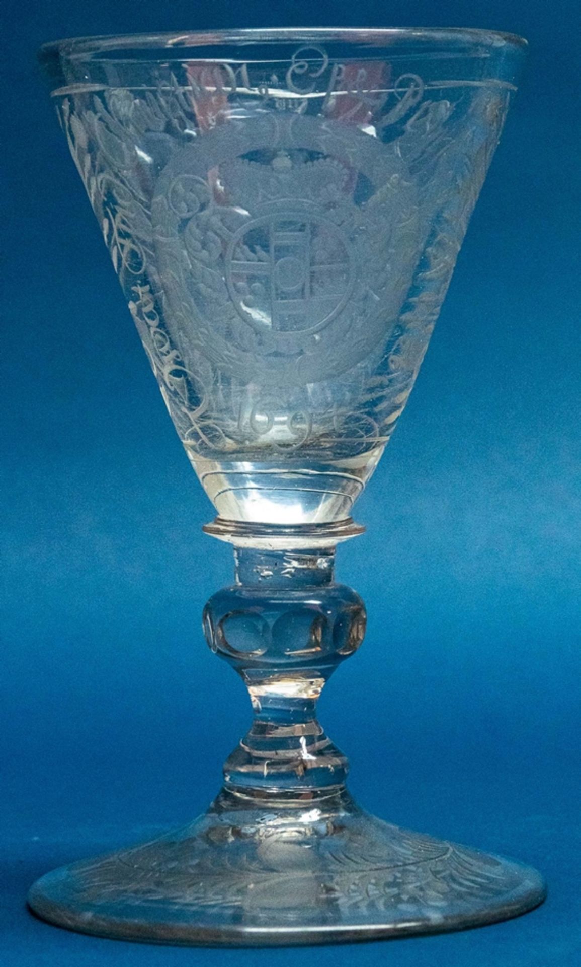 Trichterpokal, graustichiges Glas mit Abriss. Auf leicht hochgezogenem Scheiben - Image 7 of 8