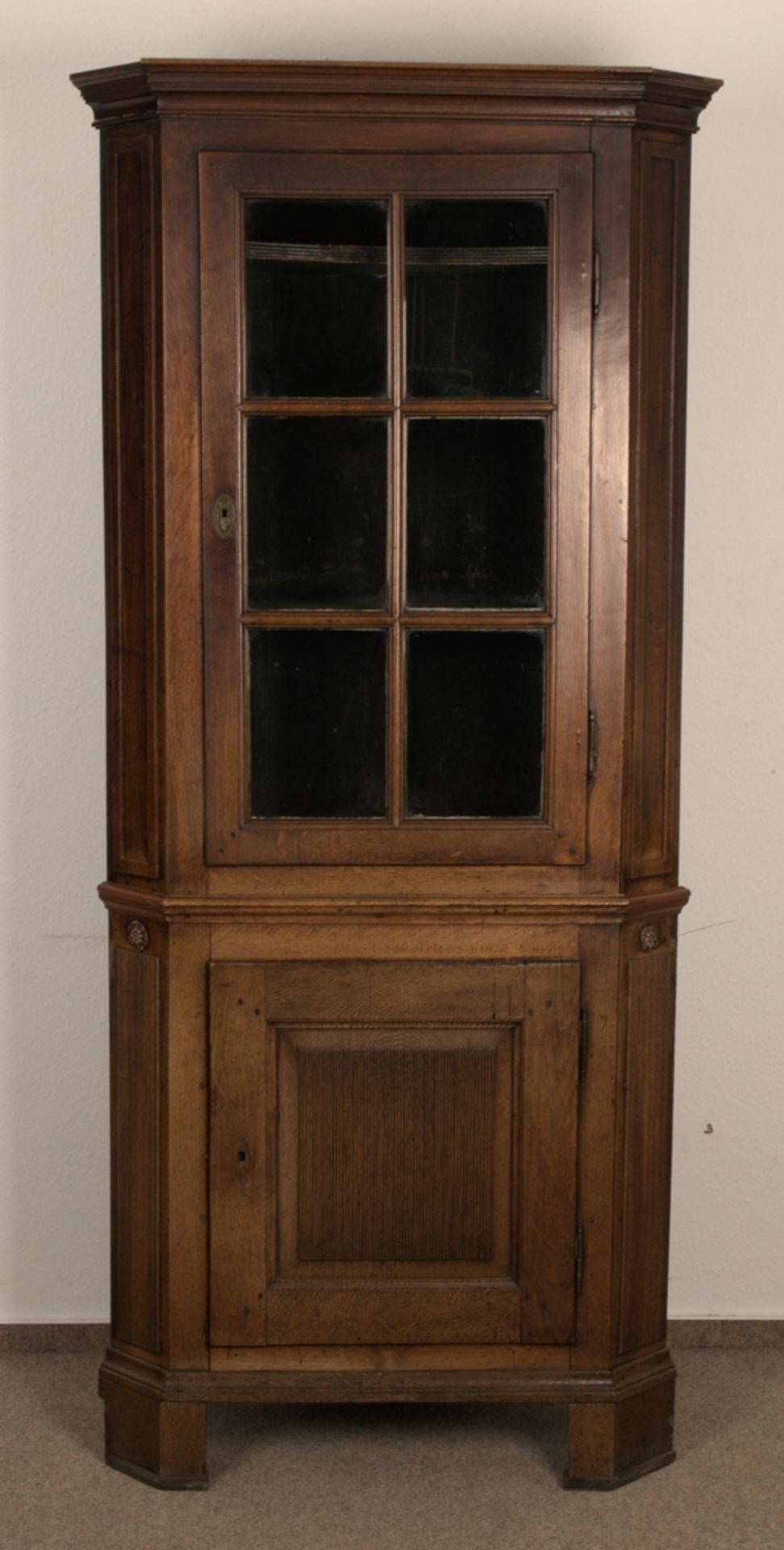 Klassische Eckvitrine/Eckschrank, norddeutsches Biedermeier um 1830, Eiche mass