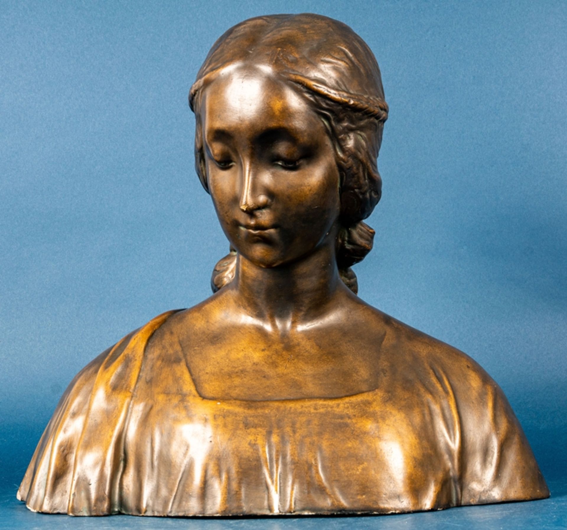 Große Büste einer jungen Frau mit langem, lockigem Haar, bronzierter Stuckgipsg