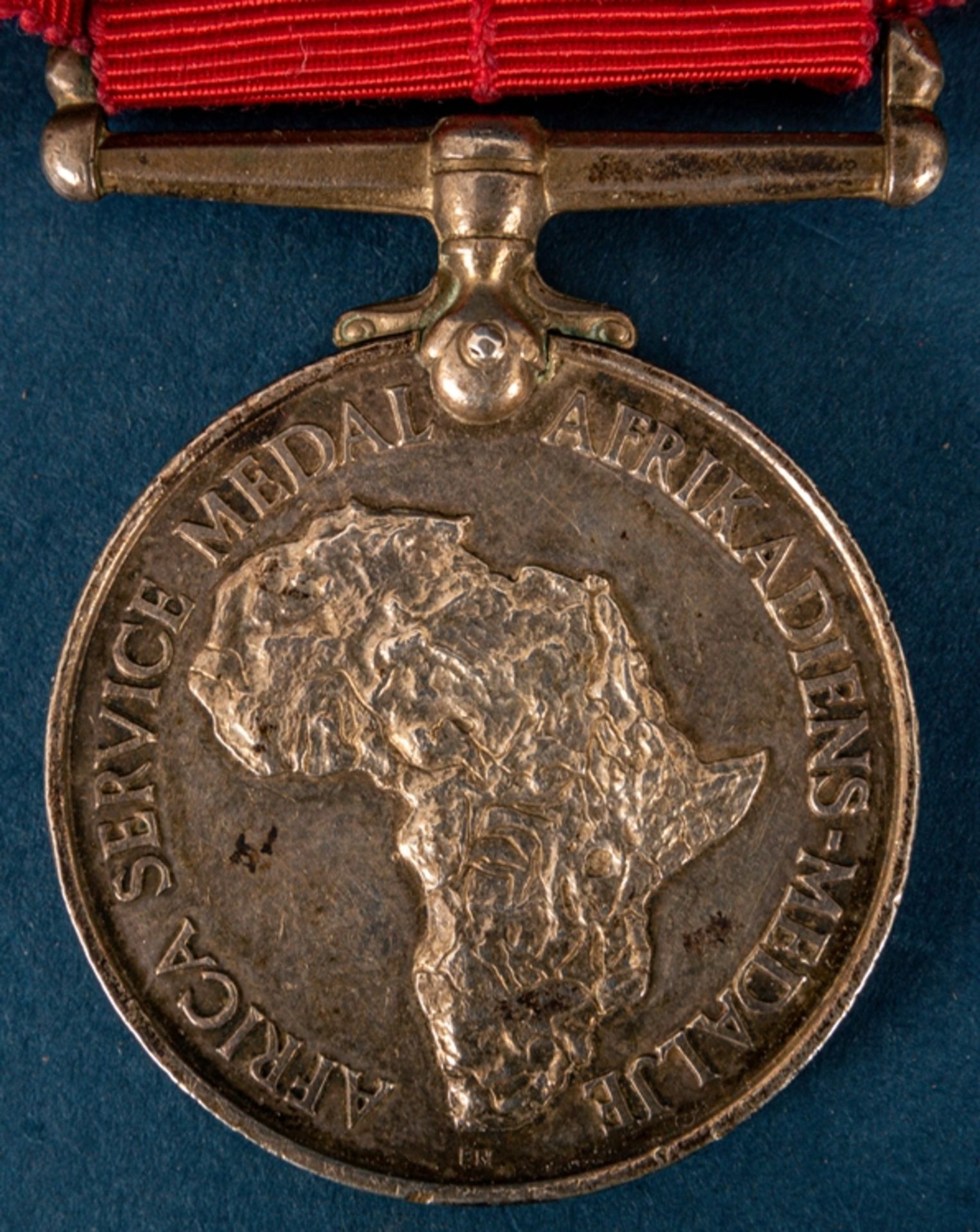 "AFRICA SERVICE MEDAL" in Silber an Bandstück, Verleihungsno. 59653 - verliehen - Image 2 of 3