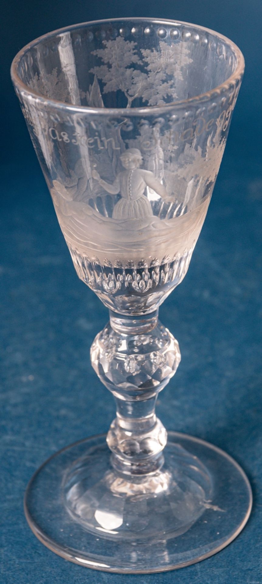 Barockes Pokalglas. Trichterförmige, konische Kuppa mit detailreichem figuralem