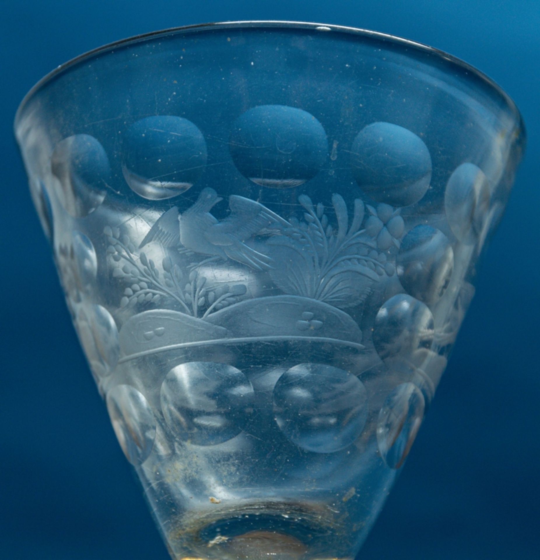 Barocker Glaspokal des 17./18. Jhds. Farbloses Glas mit feinem "Vögel" und krei - Image 4 of 5