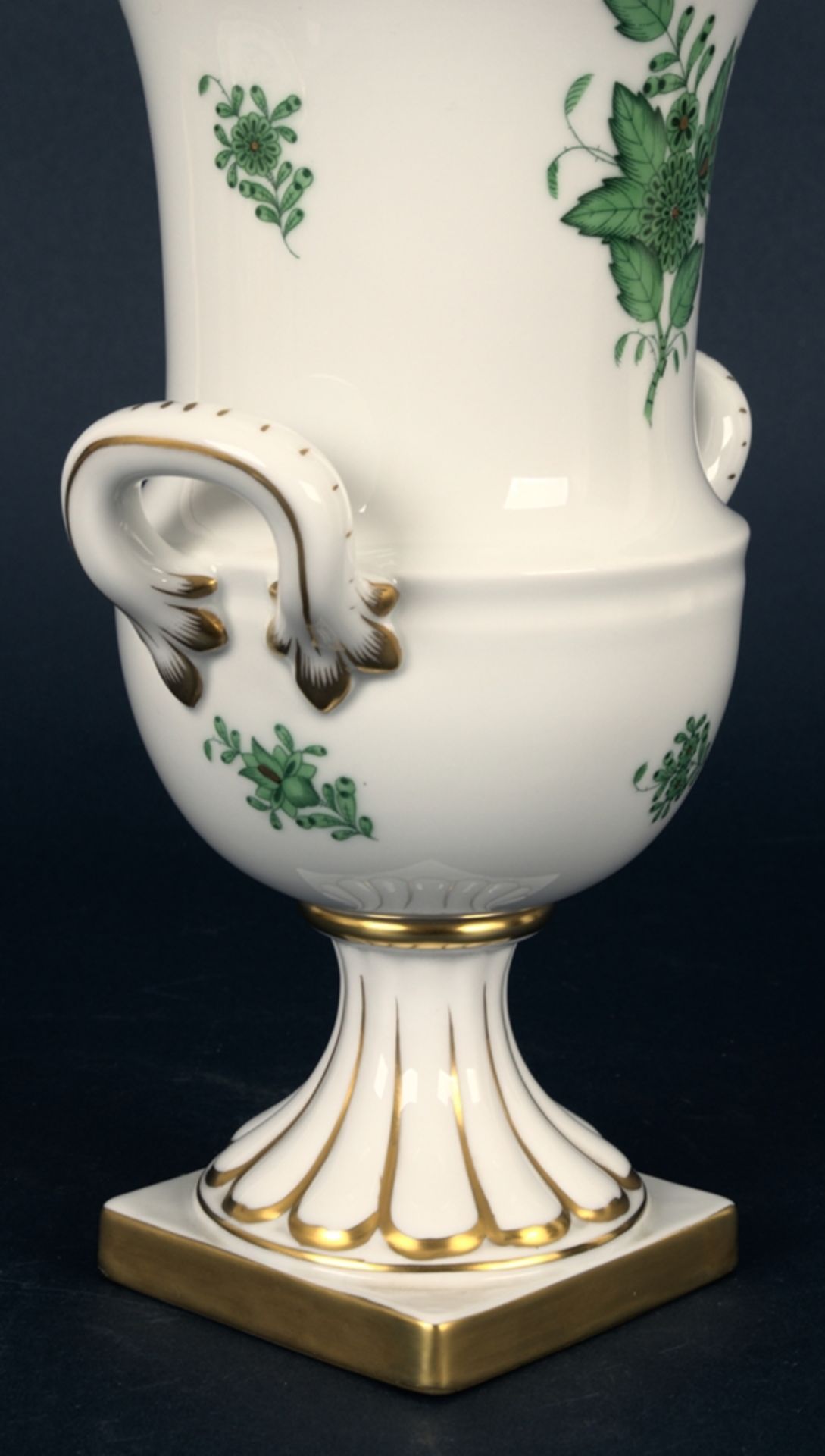 Kratervase/Tischvase. Herend/Ungarn, Weißporzellan mit Apponyi-Dekor in grün un - Image 4 of 12