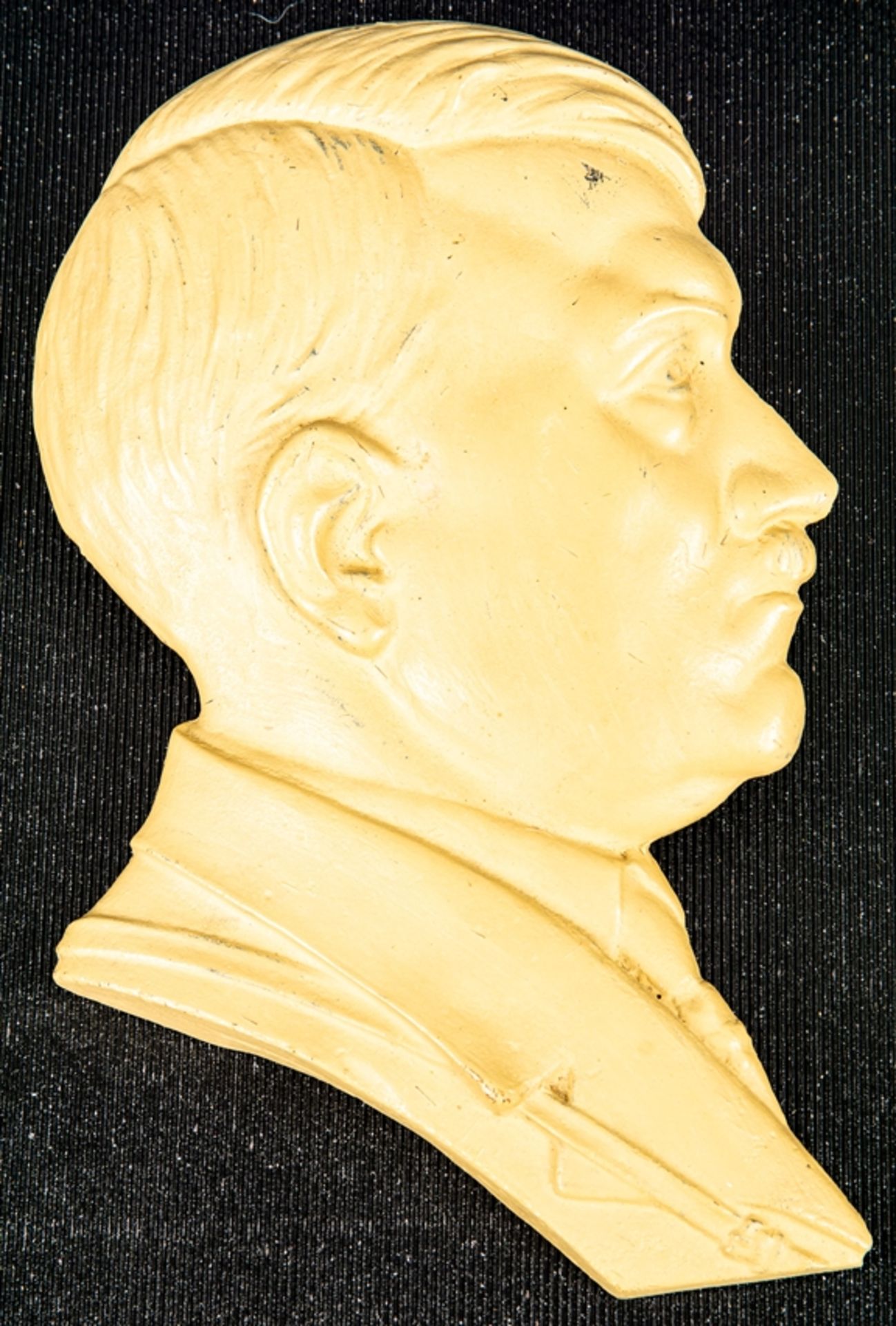 Konterfei des A. Hitler, sandgelbfarbig lackierter Metallguss, Höhe ca. 21,5 cm