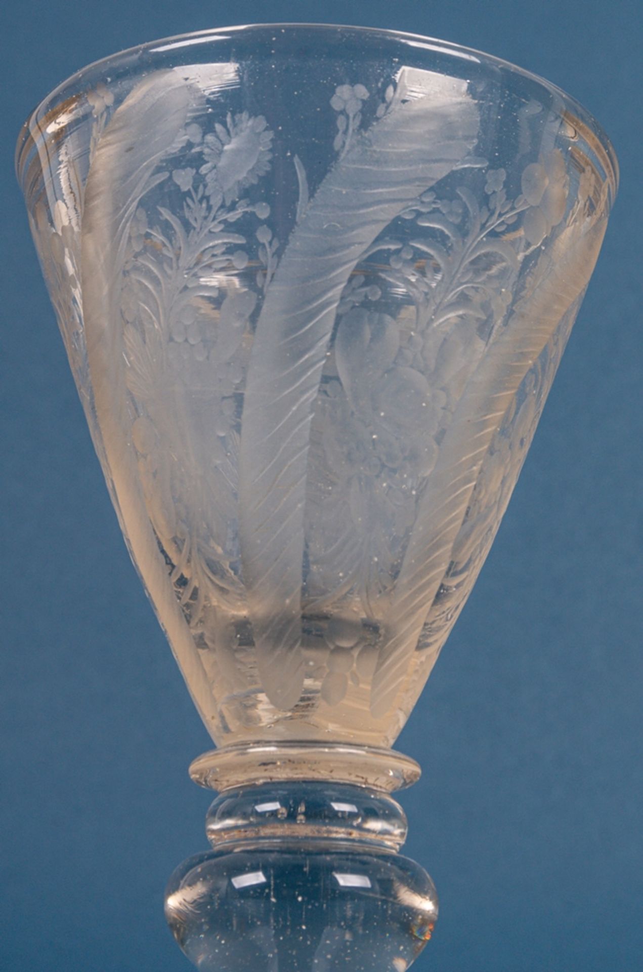 Barocker Glaspokal, 17./18. Jhd., dickwandiges, farbloses Glas mit detailreiche - Image 4 of 6
