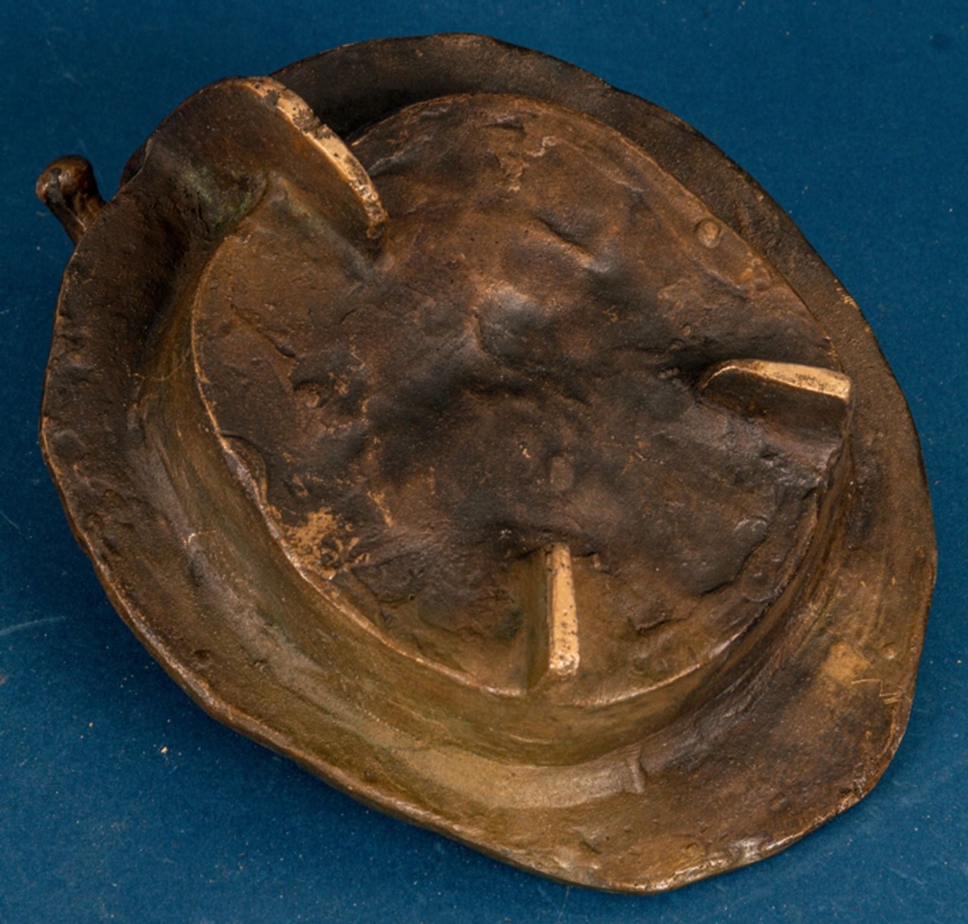 Zwei zeitgenössische Bronze-Objekte in archaischer Formgebung mit "Pferde"-Deko - Image 5 of 11