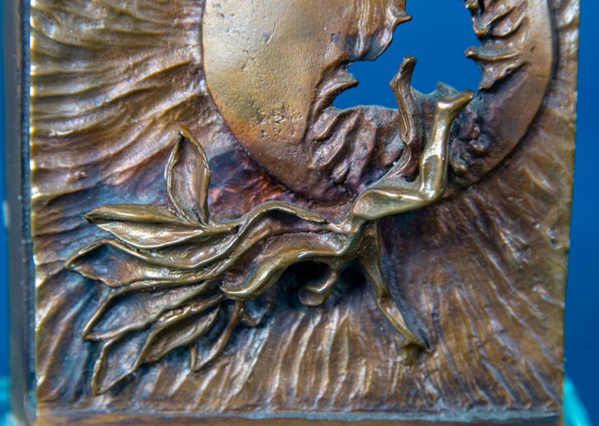 Kleines Bronzerelief mit stilisierten Figuren, auf Klarglassockel (ca. 9 x 4 cm - Image 10 of 12