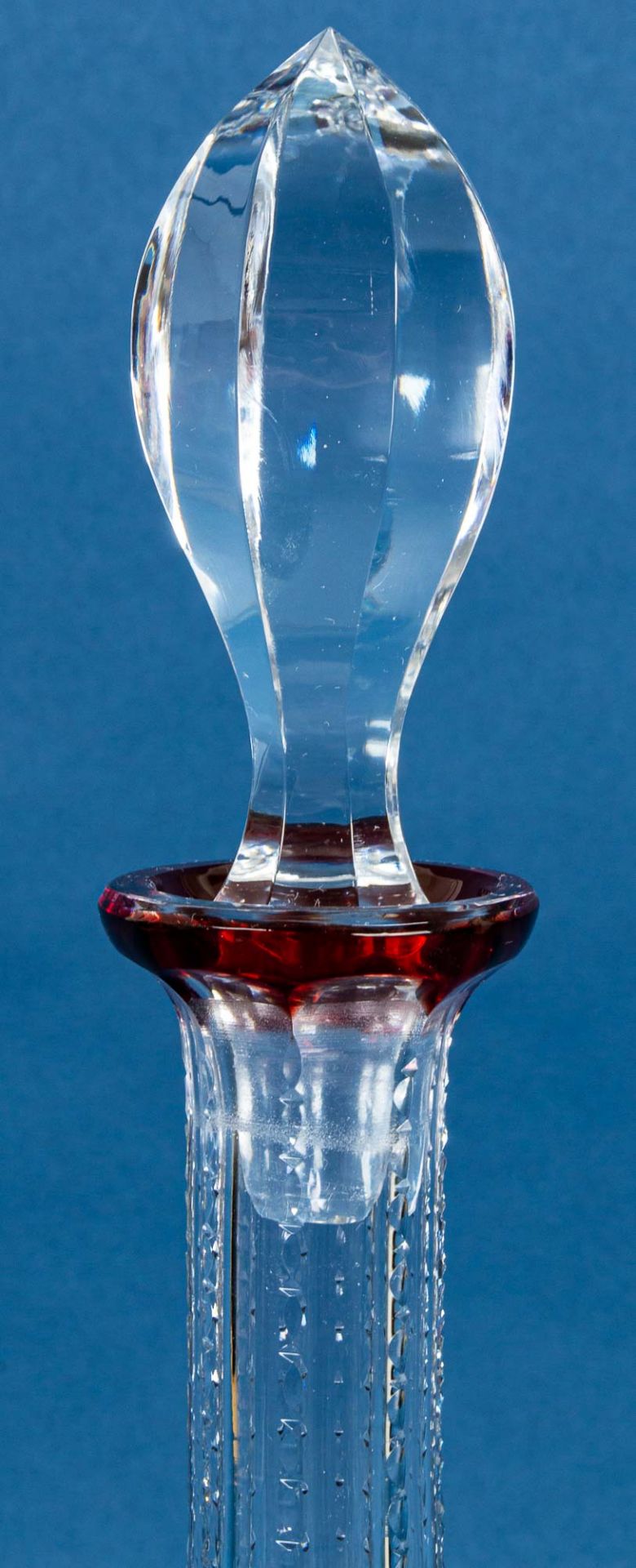 Große Karaffe, schweres, farbloses Kristallglas, teilweise dunkelrot überfangen - Image 3 of 6