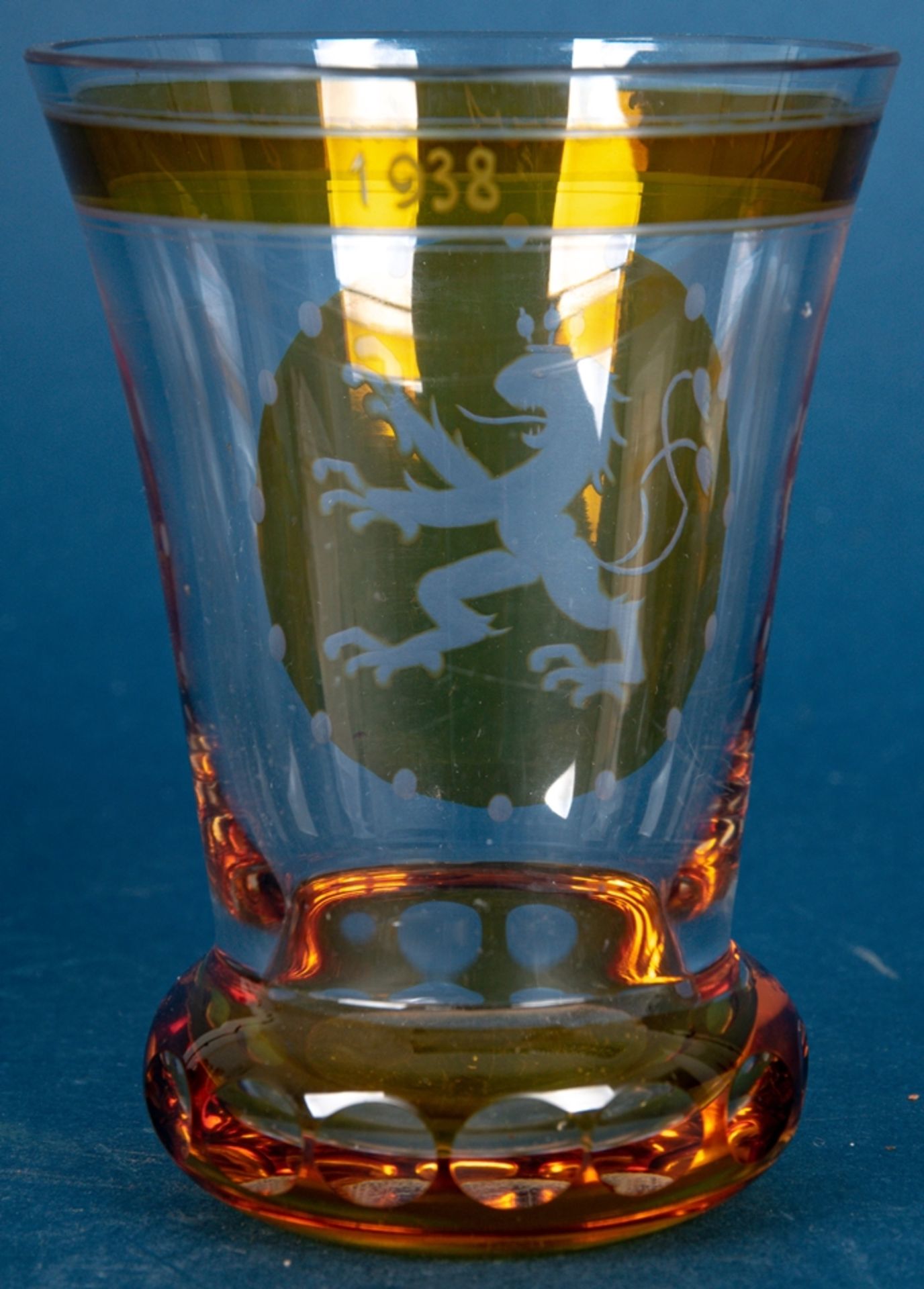 Becherglas, bernsteinfarbig überfangenes farbloses Glas, frontale Reserve mit s - Image 3 of 11