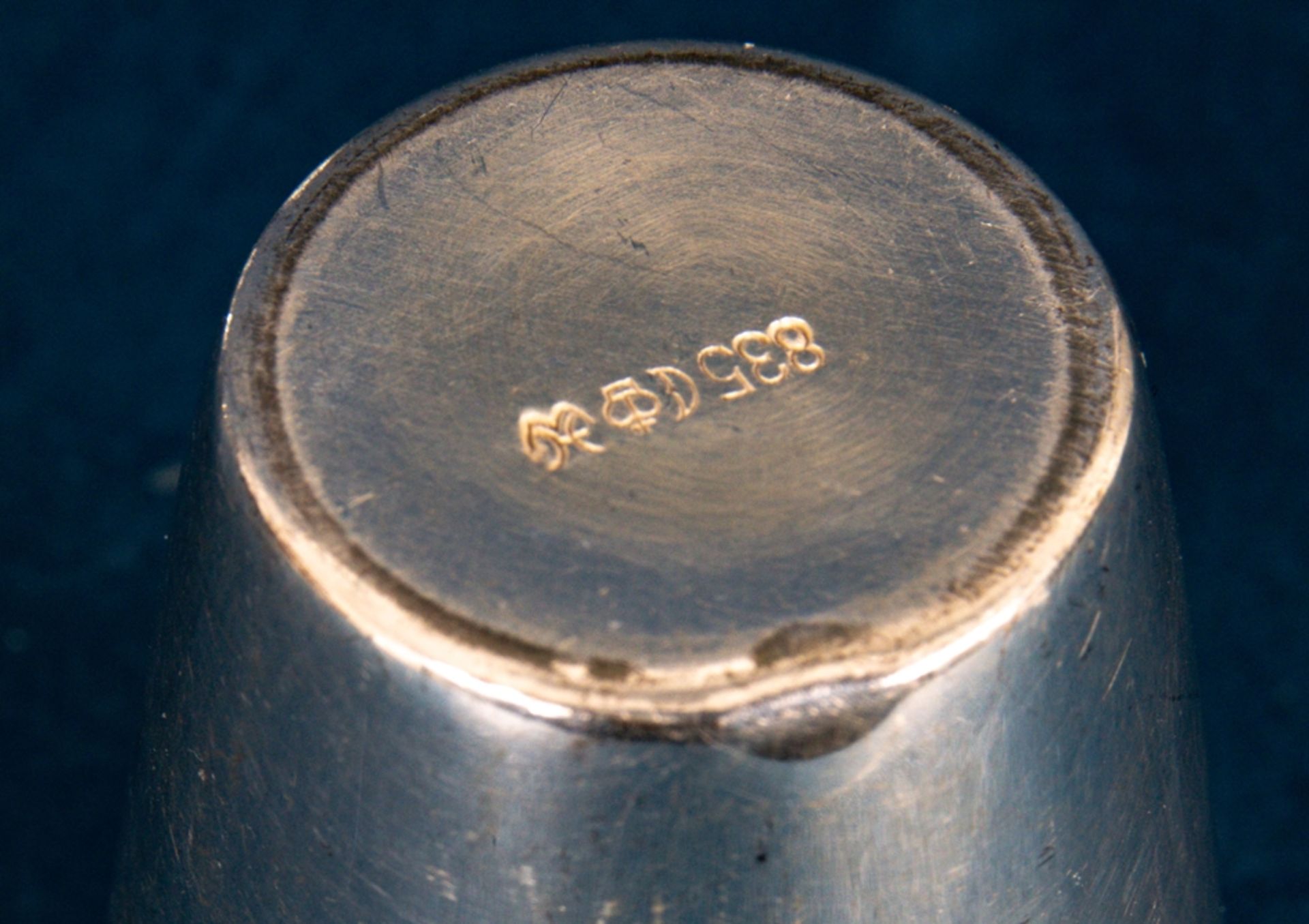 5 + 1 Schnapsbecher, 835er Silber, Höhe je ca. 4,5 cm, ein Becher mit minimal g - Image 4 of 5