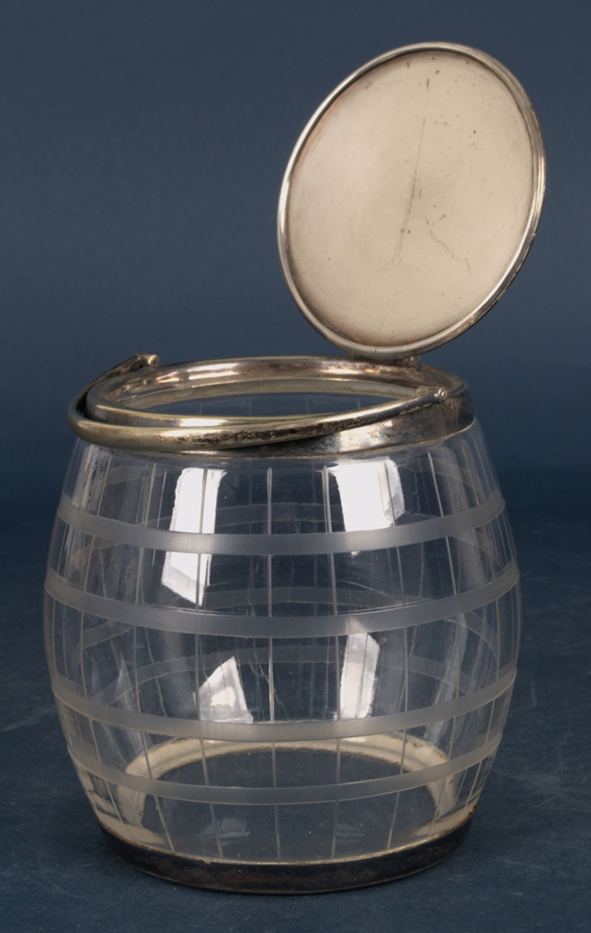 Eisbehälter in Fassform, versilbertes Beschlagwerk, Korpus aus farblosem Glas m - Image 4 of 5