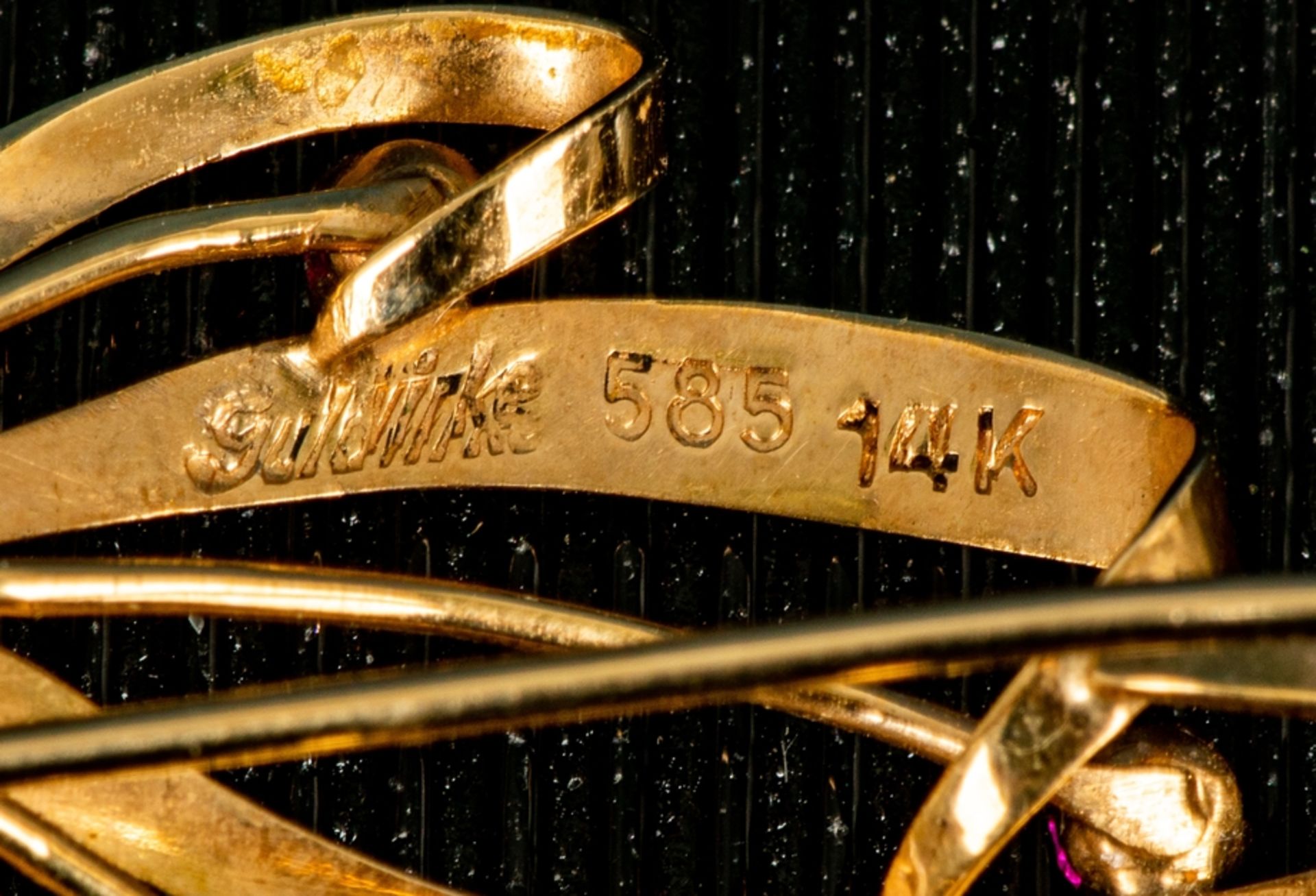 585er Gelbgold-Schleifenbrosche mit Rubinsplitter- & Perlenbesatz, Länge ca. 5, - Bild 3 aus 3