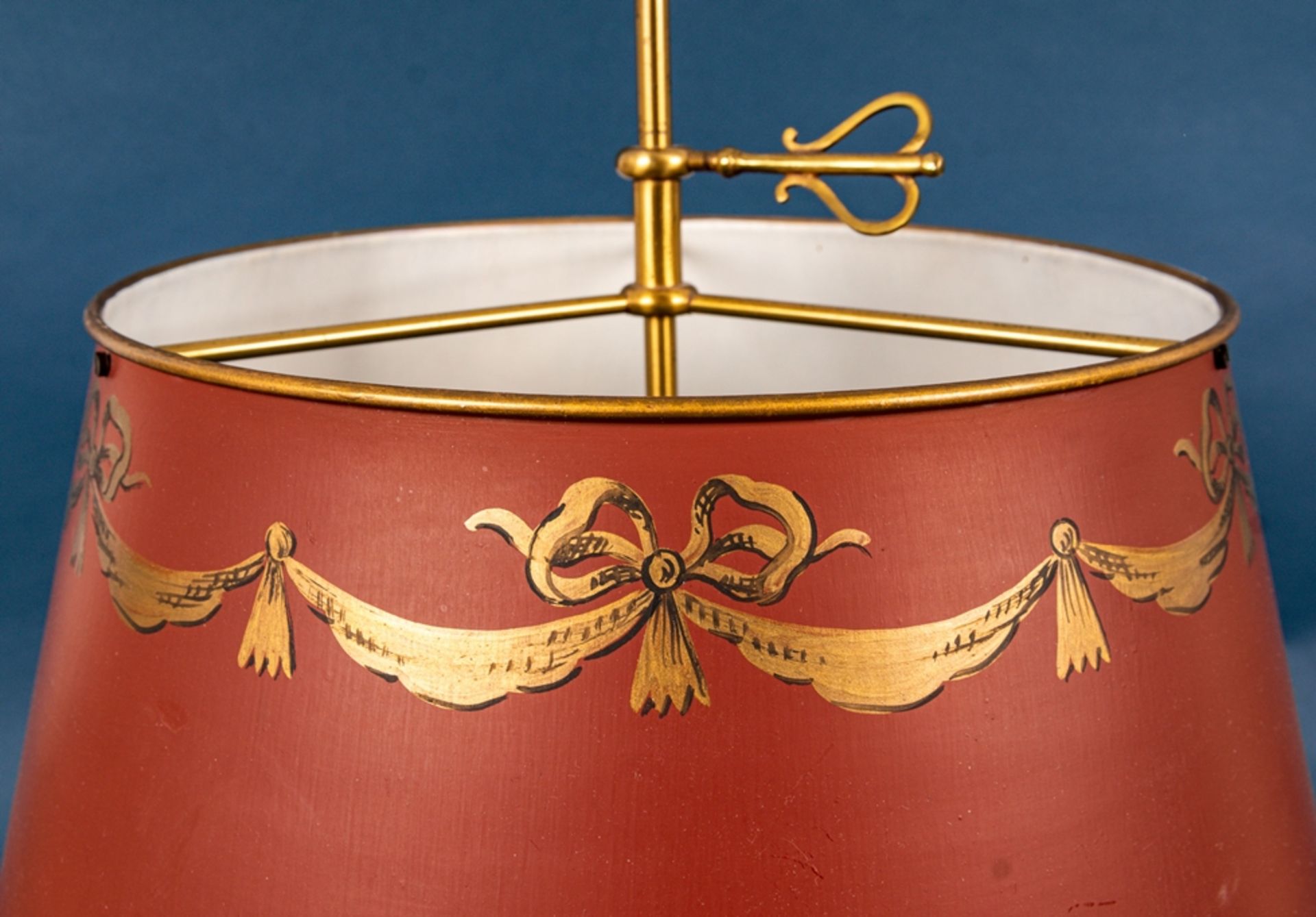 Stilvolle dreiarmige Tischlampe im engl. Stil, rot-gold staffierter Metalllampe - Image 6 of 8