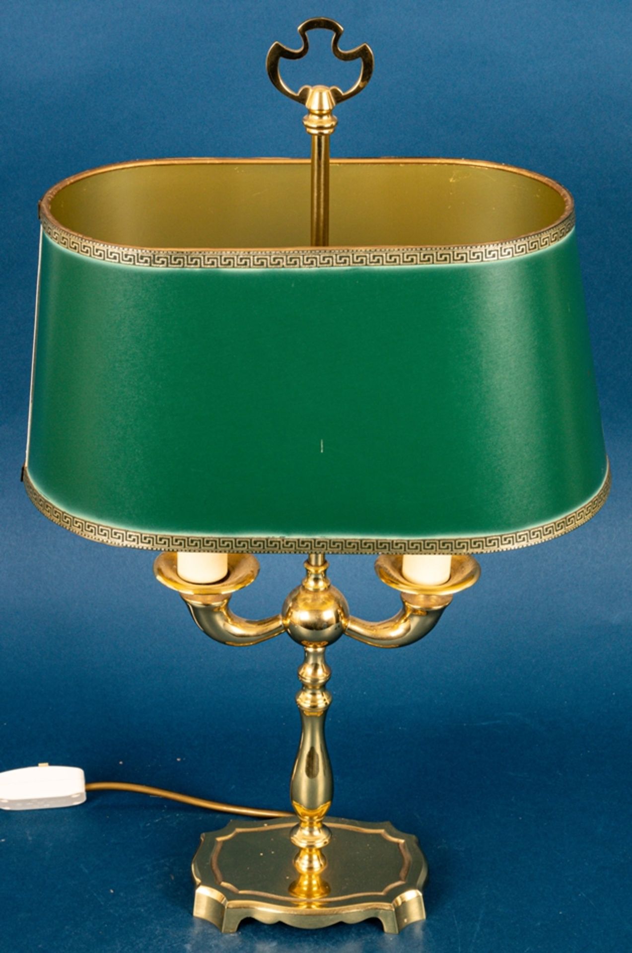 Stilvolle zweiarmige Tischlampe im engl. Stil, Messing, grün-goldener Kunststof - Bild 2 aus 6