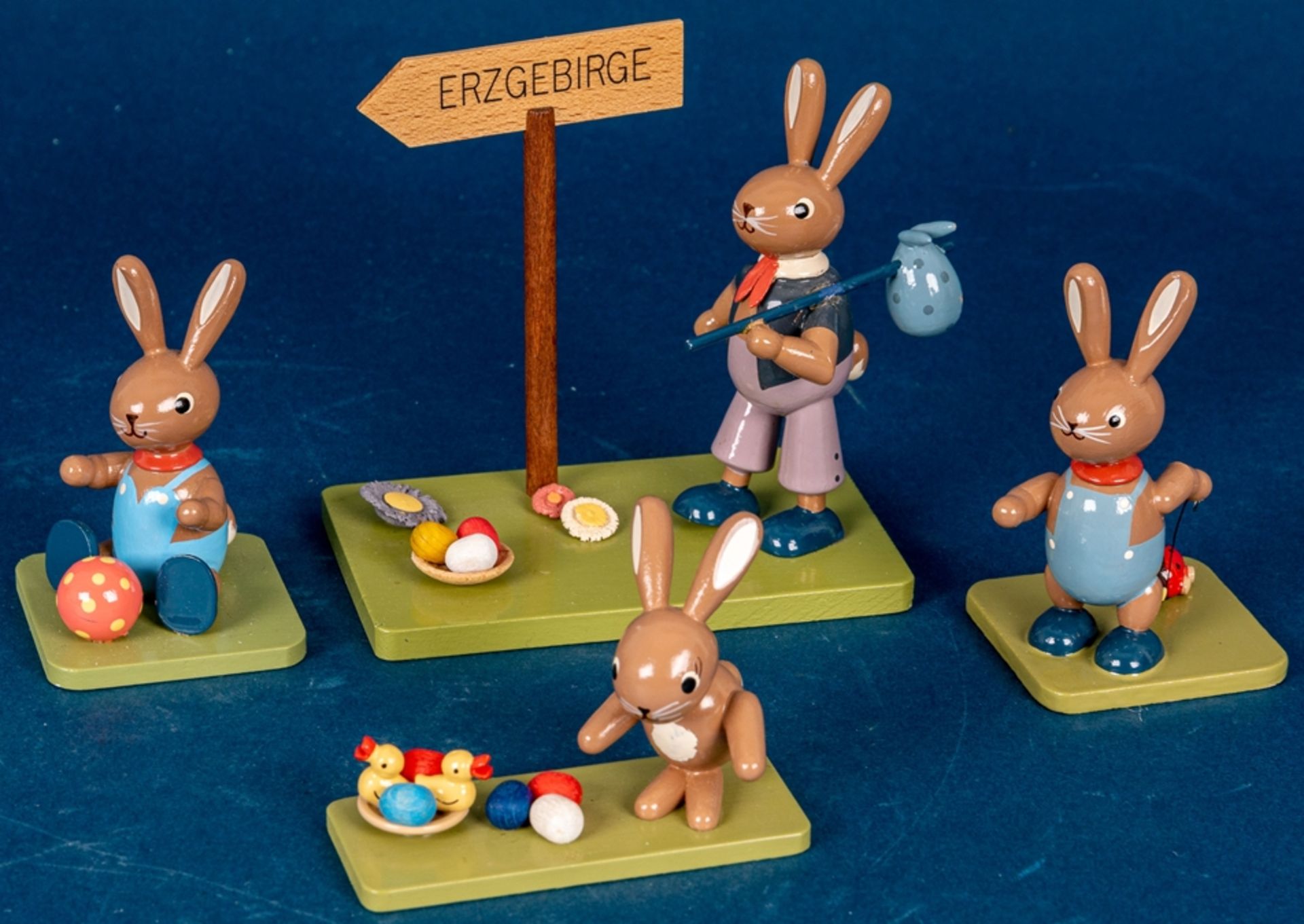 4 verschiedene Hasenfiguren (z. B. Wanderer, Hase mit Entchen) der Firma "KWO"