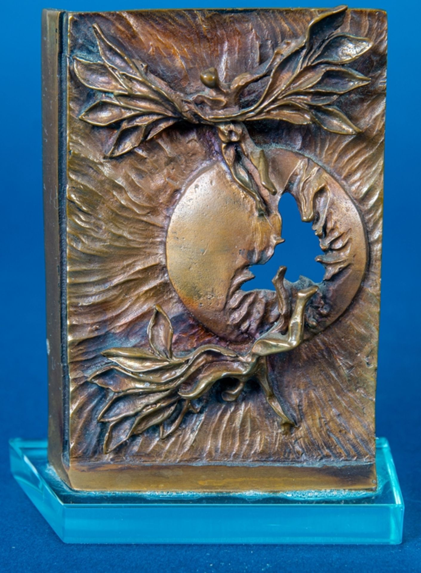 Kleines Bronzerelief mit stilisierten Figuren, auf Klarglassockel (ca. 9 x 4 cm