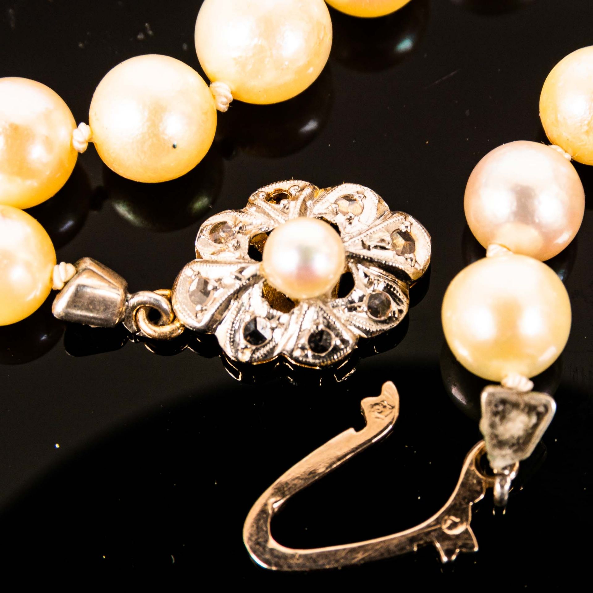 Zeitlose Perlenkette mit 585er Gelb- & Weißgold-Sicherheitsverschluss, dieser m - Bild 4 aus 5