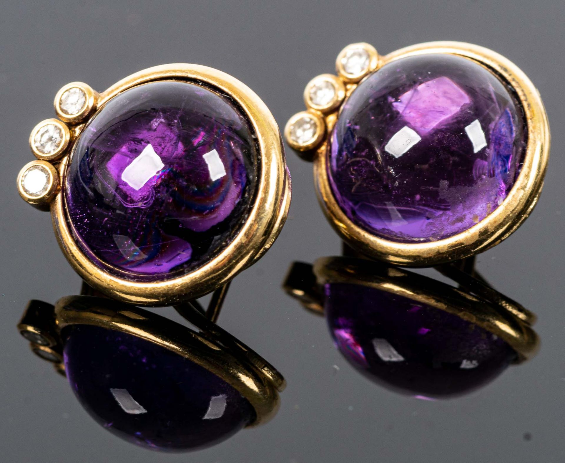 Paar 585er Gelbgold Ohrclips, jeweils mit rundem Amethyst-Cabochon und 3 Brilla