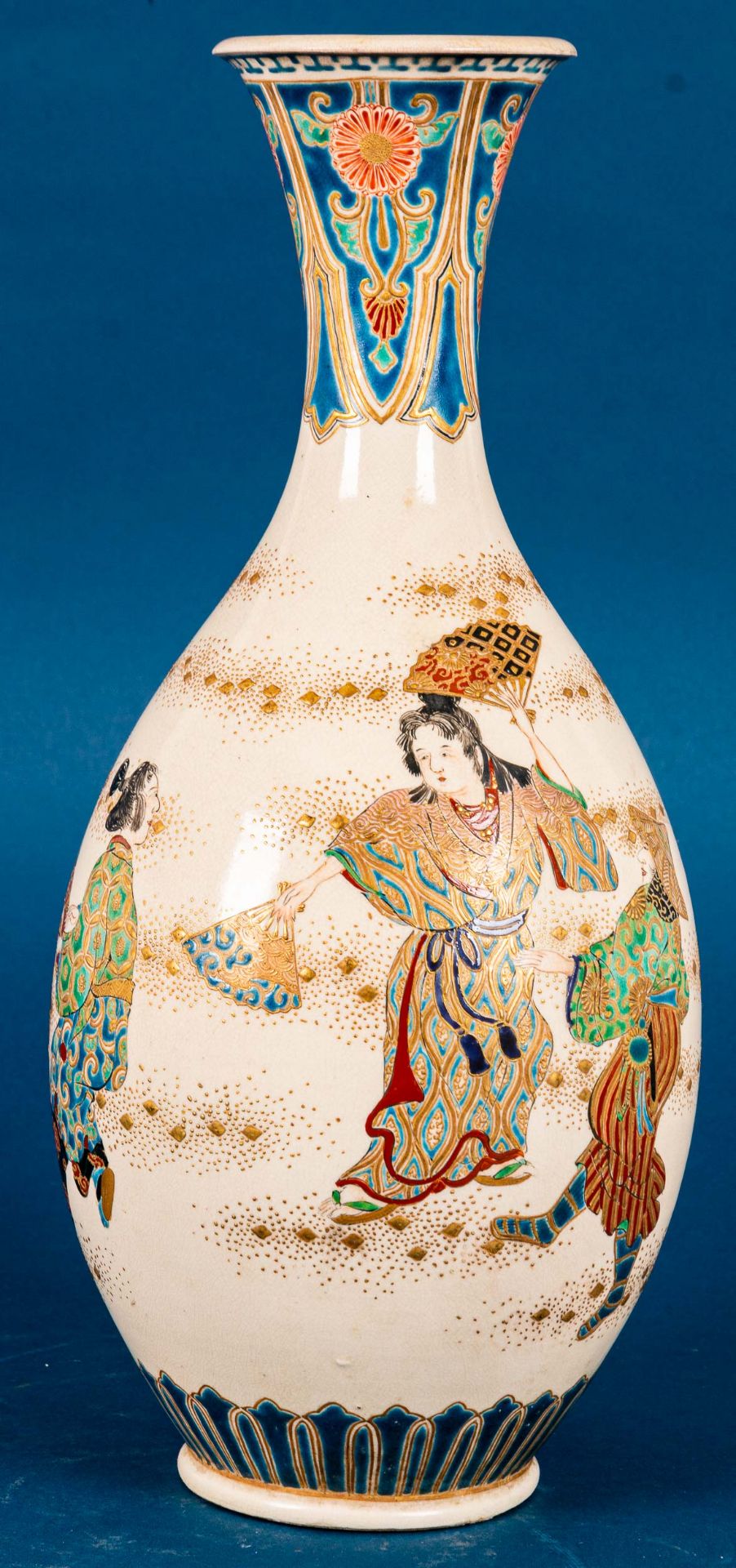 Hohe kegelförmige Vase, japan. Feinsteinzeug, heller Scherben mit "tanzenden Fr - Image 10 of 20