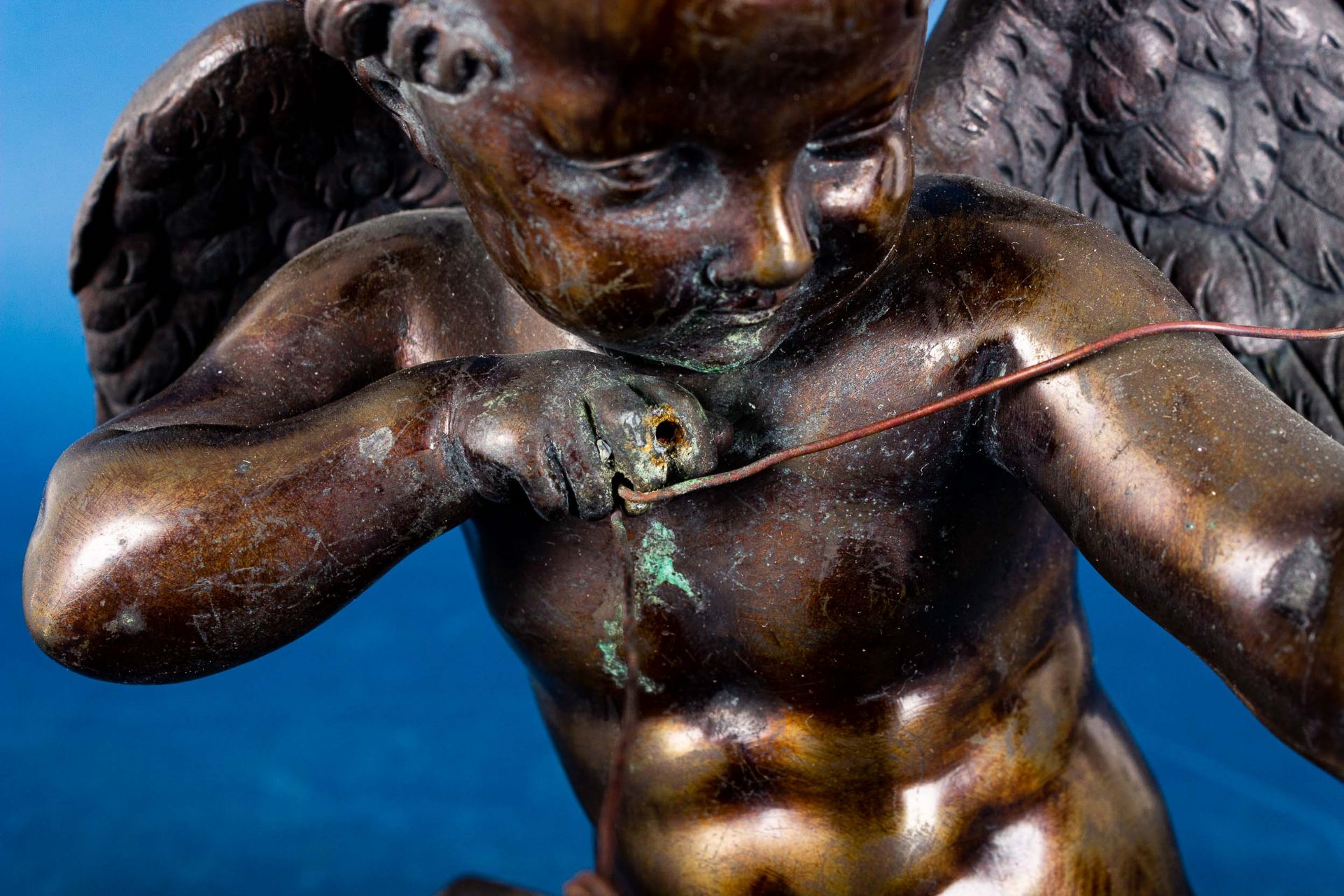 Kniender Amor ( Bronze) mit Pfeil und Bogen. Unsignierte Darstellung des den Pf - Image 12 of 13