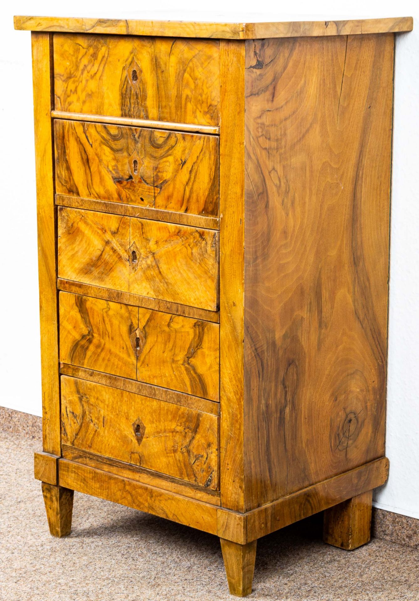 5 schübige Pfeilerkommode, Biedermeier 19. Jhdt., Nussbaum massiv u. furniert; - Image 4 of 11